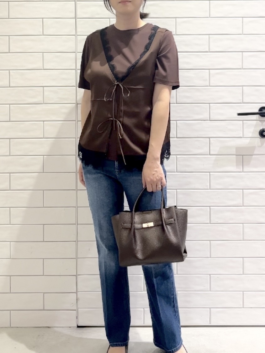 しおりさんの「OPAQUE.CLIP｜サテンレース ベスト風ブラウス【洗濯機OK】」を使ったコーディネート