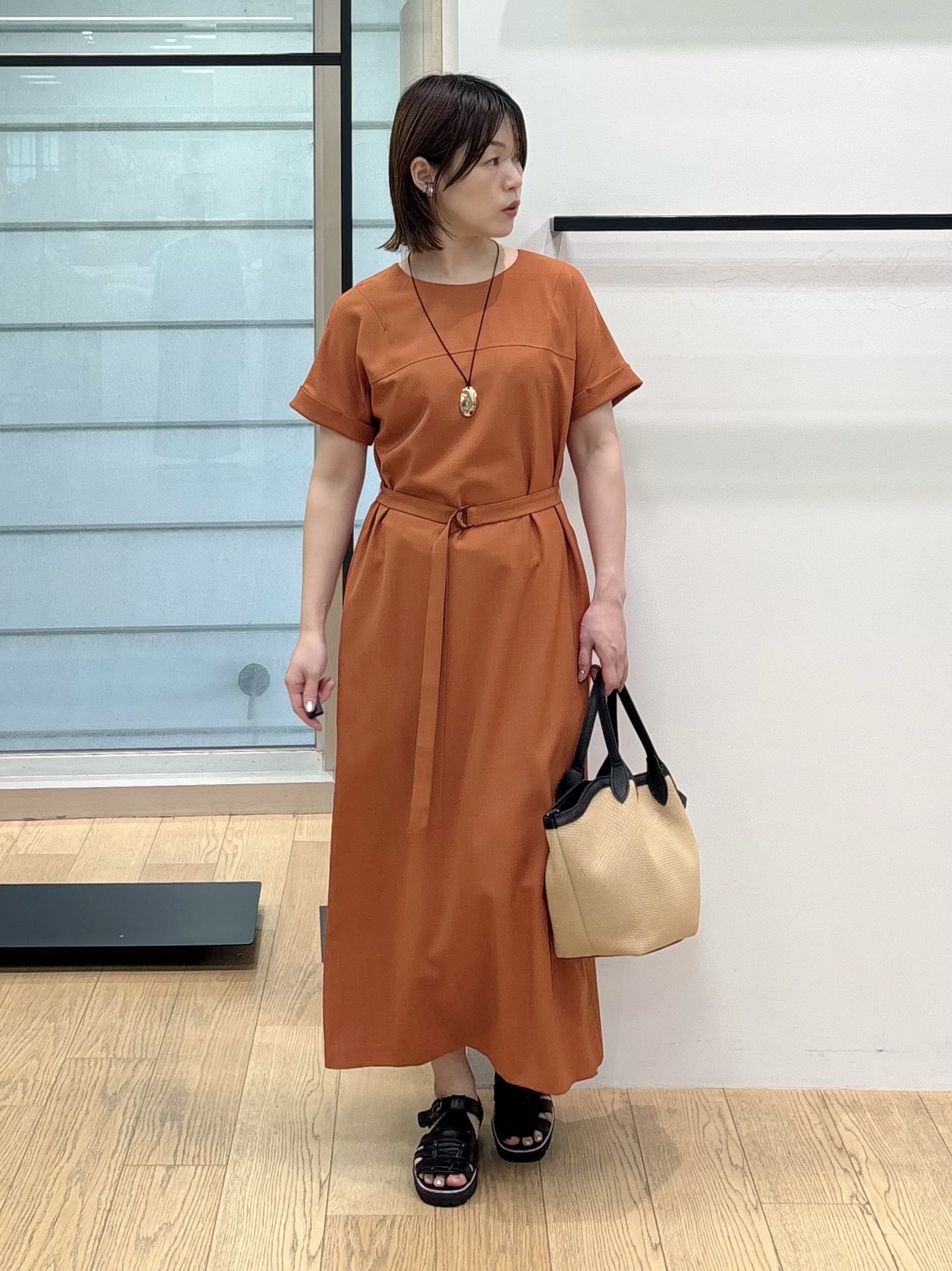 asamiさんの「INDIVI｜【華奢見え】ベルト付きナローワンピース」を使ったコーディネート
