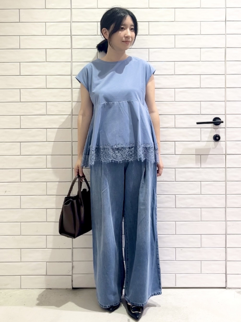しおりさんの「OPAQUE.CLIP｜裾レースペプラムカットソー【洗濯機OK】」を使ったコーディネート
