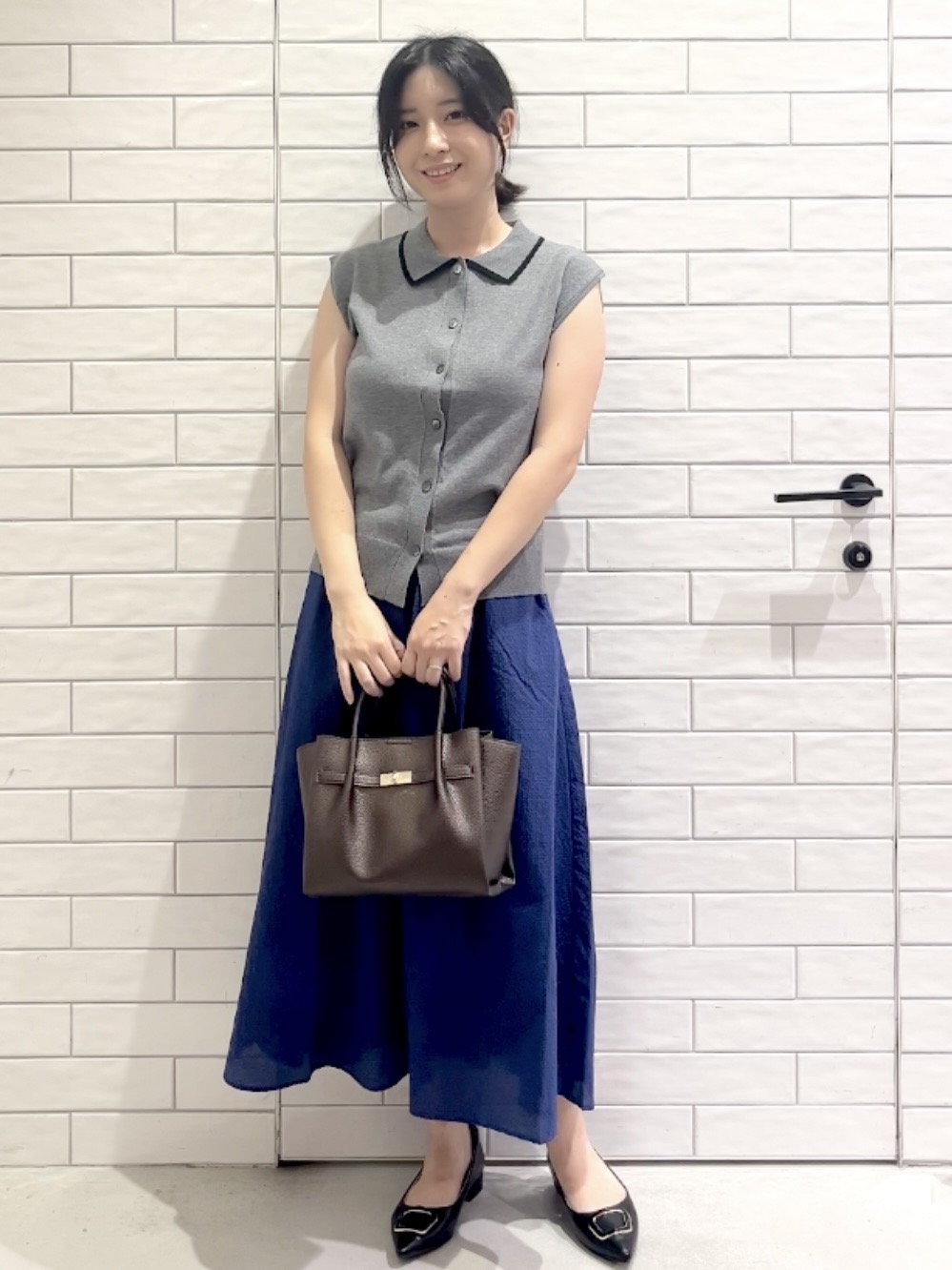しおりさんの「OPAQUE.CLIP｜配色衿フレンチスリーブニット【洗濯機OK】」を使ったコーディネート