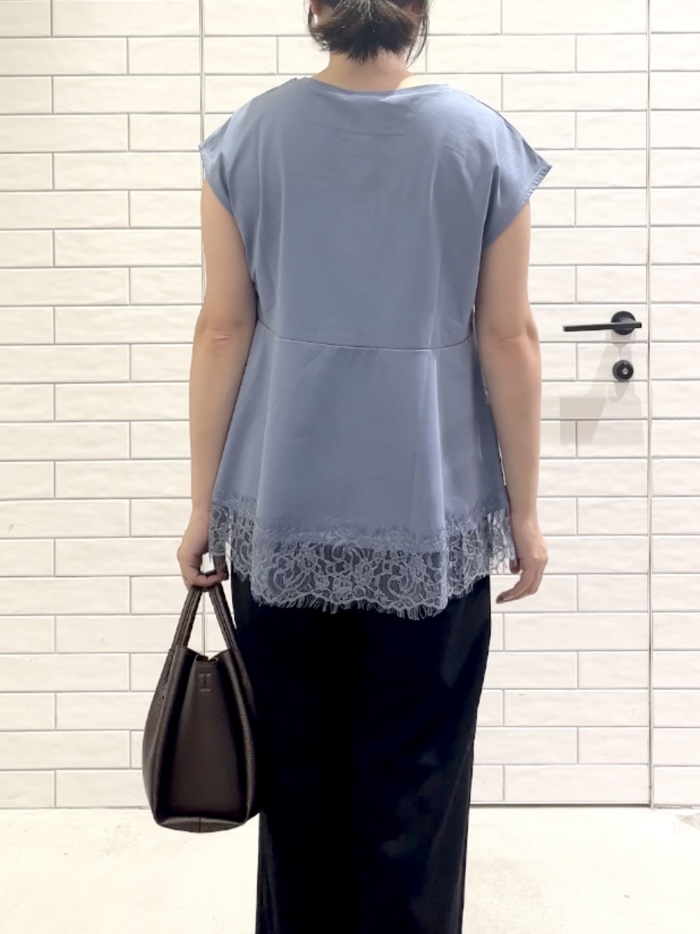 しおりさんの「OPAQUE.CLIP｜裾レースペプラムカットソー【洗濯機OK】」を使ったコーディネート