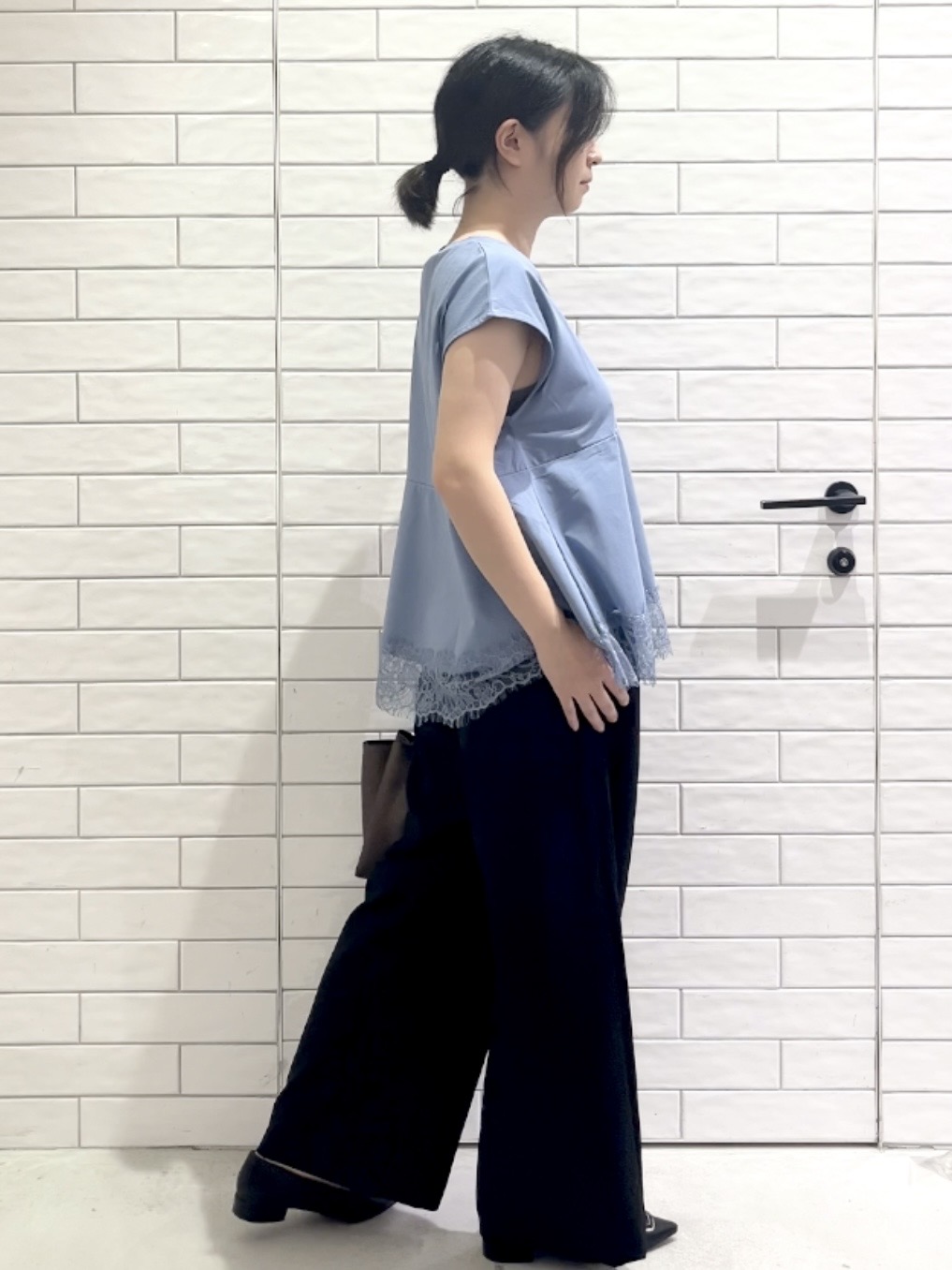 しおりさんの「OPAQUE.CLIP｜裾レースペプラムカットソー【洗濯機OK】」を使ったコーディネート