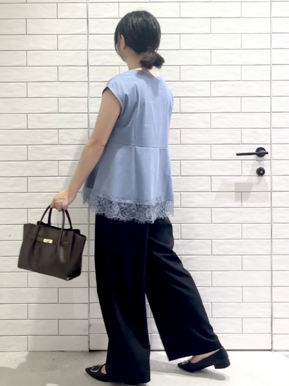しおりさんの「OPAQUE.CLIP｜裾レースペプラムカットソー【洗濯機OK】」を使ったコーディネート