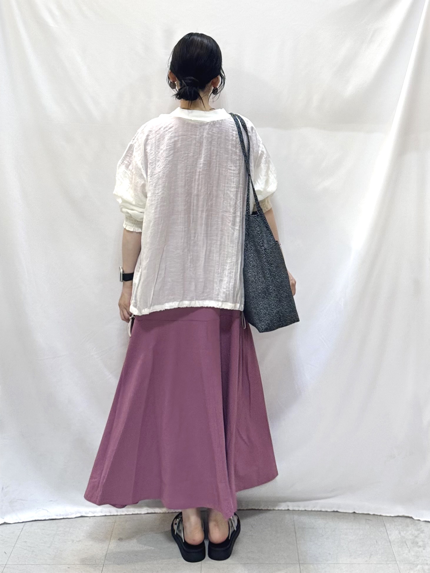 𝐇𝐢𝐫𝐨𝐦𝐢さんの「SHOO･LA･RUE｜【S-LL/洗濯機可】夏に使える 程よい透け感のシアーブルゾン」を使ったコーディネート