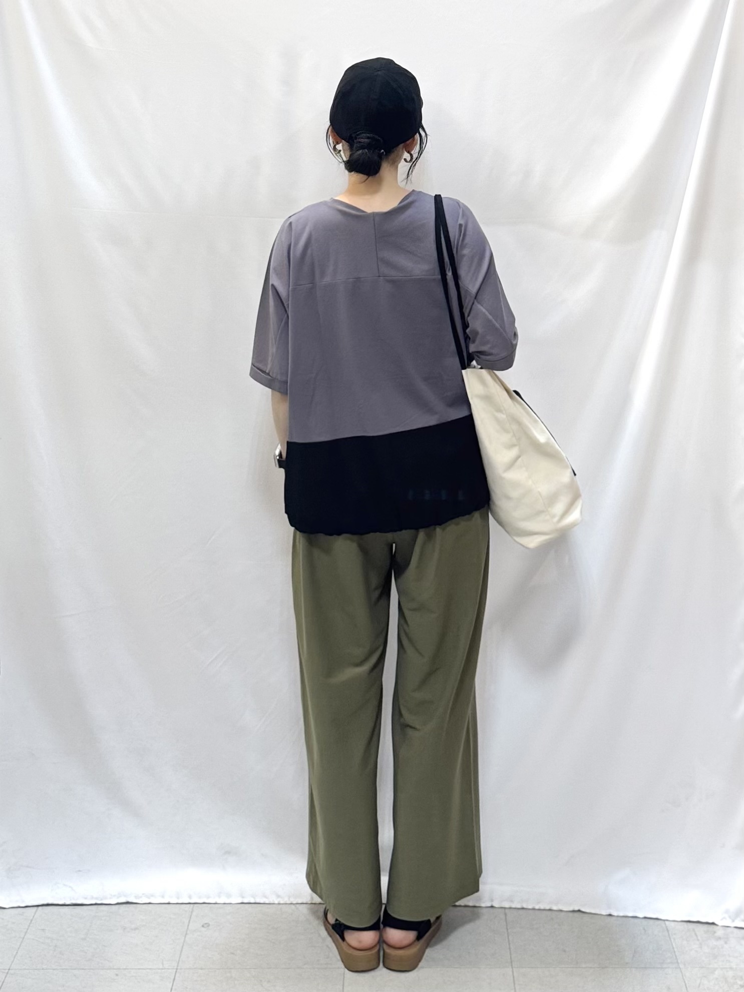 𝐇𝐢𝐫𝐨𝐦𝐢さんの「SHOO･LA･RUE｜【洗濯機可/体型カバー】インせず着られる 裾配色 ゆったりバルーントップス」を使ったコーディネート