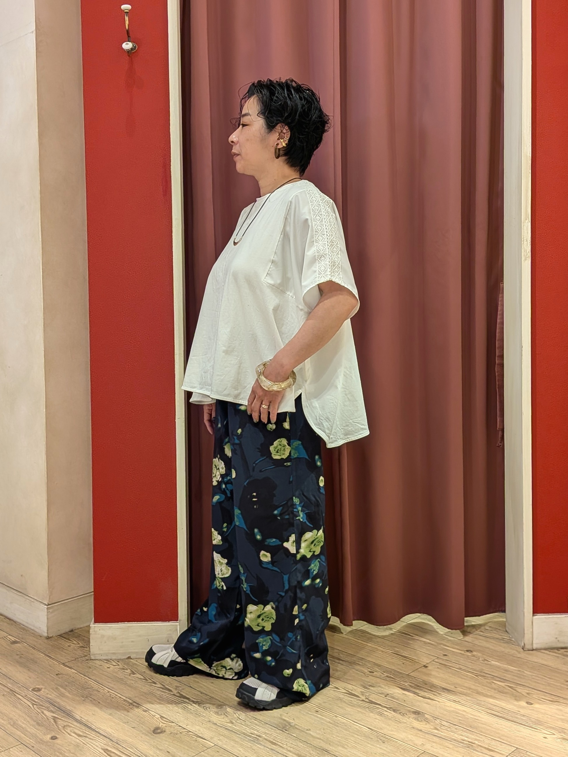 cameさんの「SHOO･LA･RUE｜【ひんやり/洗濯機可/体型カバー】インせず着られる 肩レース切り替えポンチョ風トップス」を使ったコーディネート