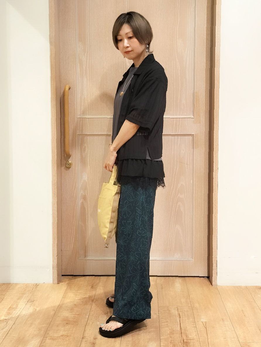 YUKIさんの「SHOO･LA･RUE｜【洗濯機可/S-LL】軽やかで涼しげな 透かしレース風前開きシャツ」を使ったコーディネート