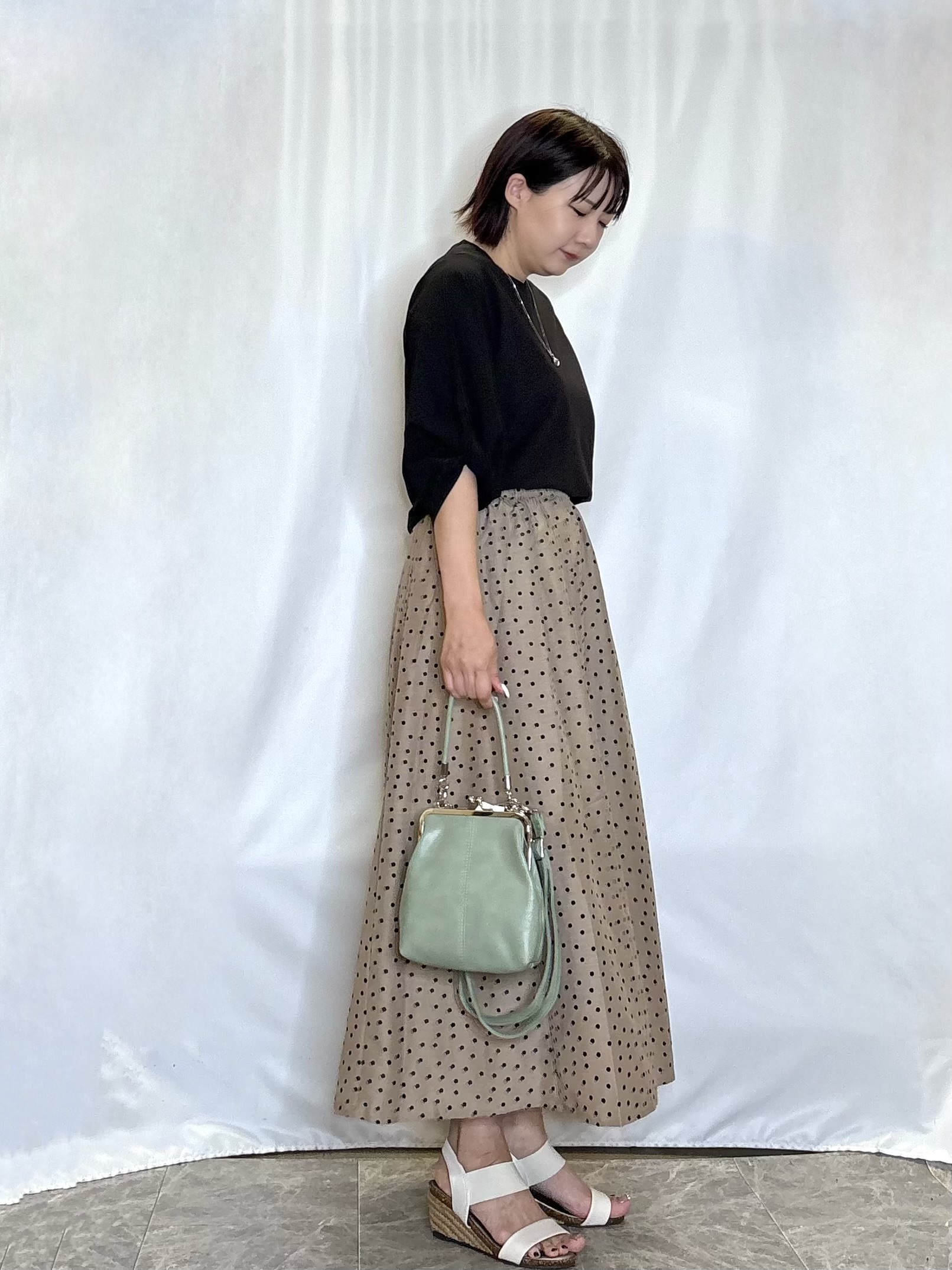 ネリさんの「SHOO･LA･RUE｜Tシャツ以上ブラウス未満 ツイストスリーブの上品トップス」を使ったコーディネート