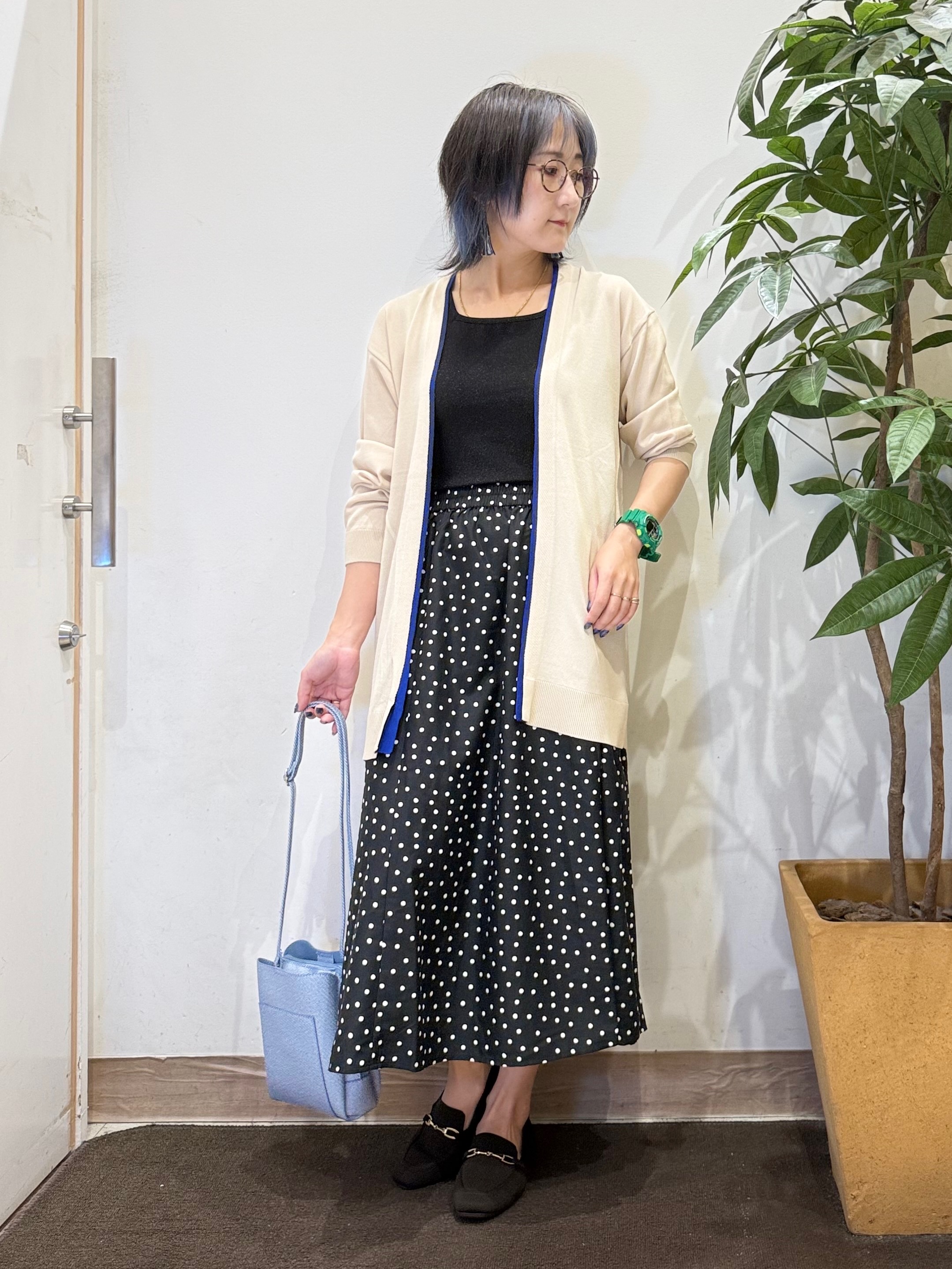 misakiさんの「SHOO･LA･RUE｜【袖丈選べる/UV/毛玉になりにくい】配色デザインがポイント ひんやりボタンレスカーディガン」を使ったコーディネート