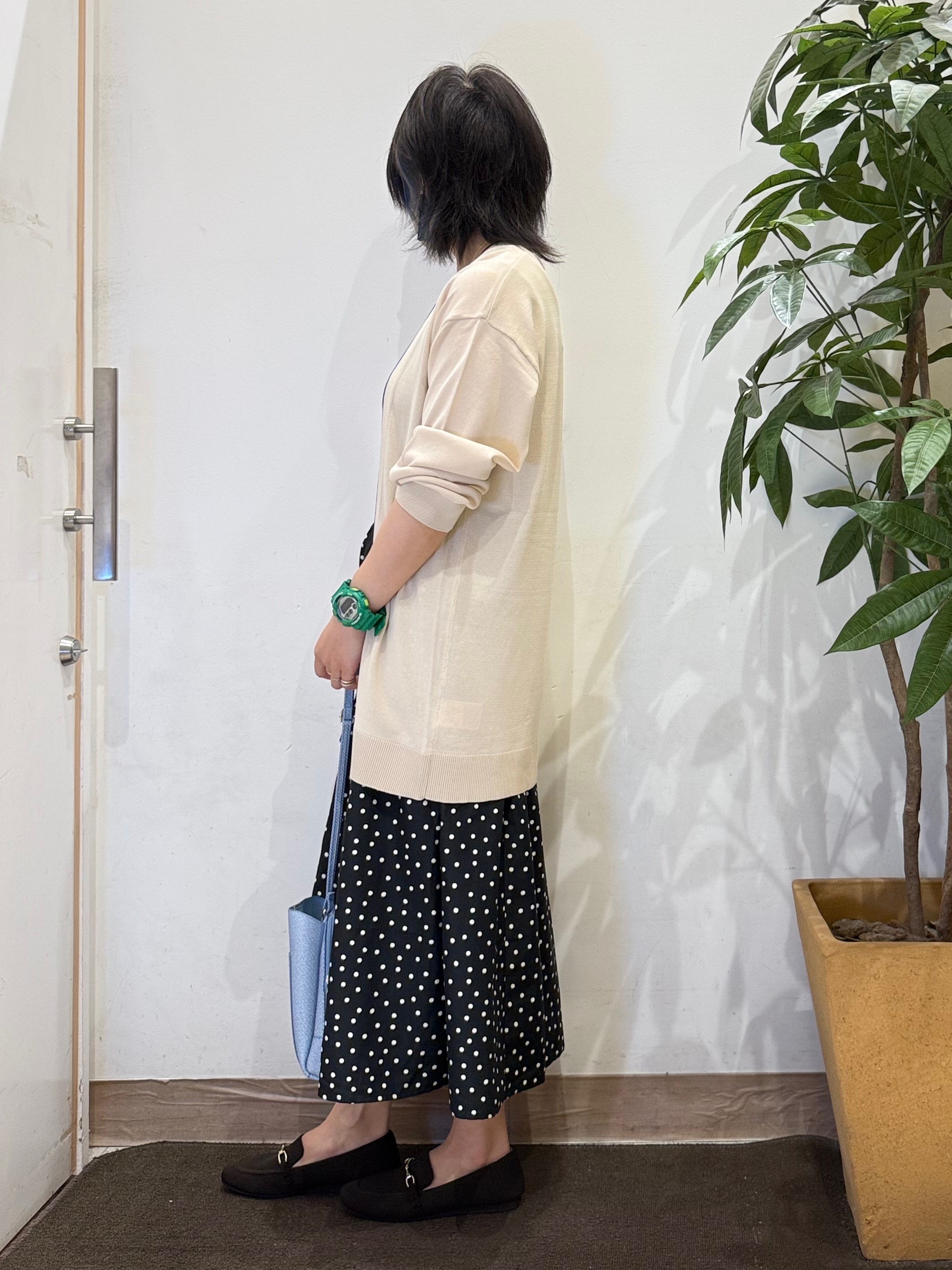 misakiさんの「SHOO･LA･RUE｜【袖丈選べる/UV/毛玉になりにくい】配色デザインがポイント ひんやりボタンレスカーディガン」を使ったコーディネート