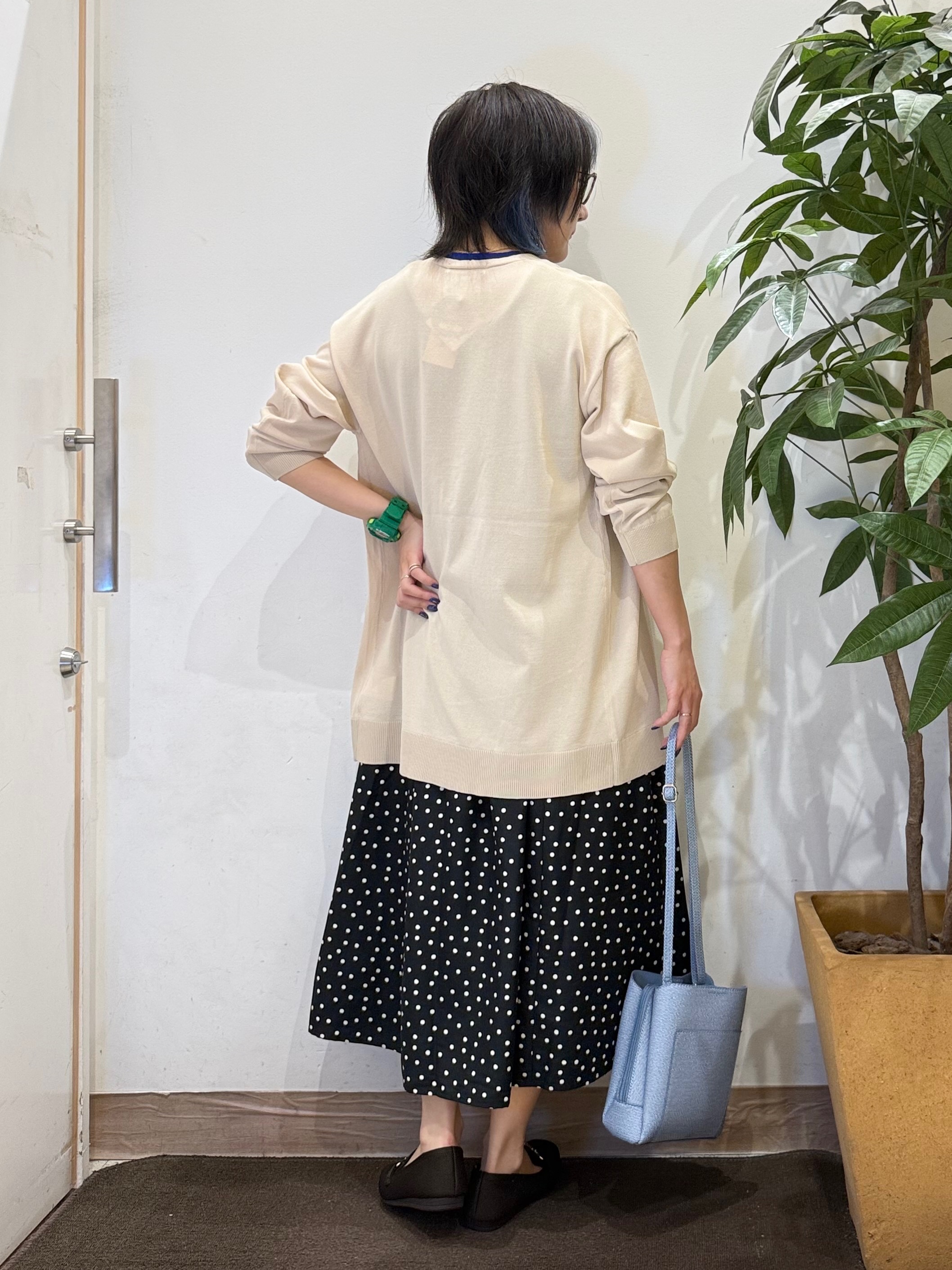 misakiさんの「SHOO･LA･RUE｜【袖丈選べる/UV/毛玉になりにくい】配色デザインがポイント ひんやりボタンレスカーディガン」を使ったコーディネート
