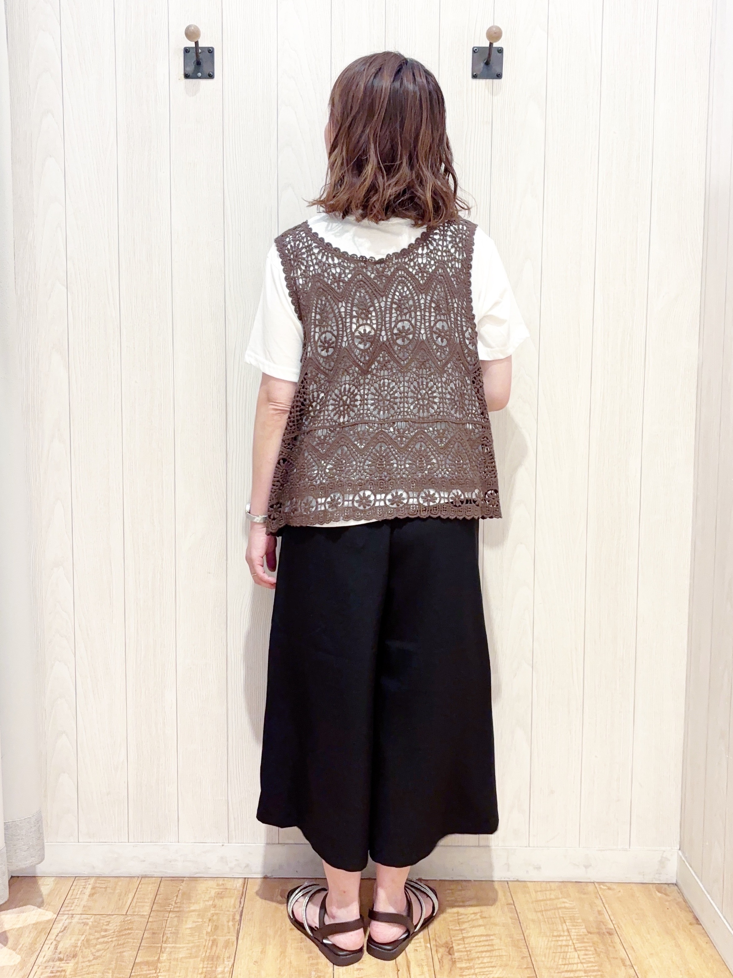 あいこさんの「SHOO･LA･RUE｜【2点セット/体型カバー】クロシェ編みベスト+ロゴT」を使ったコーディネート