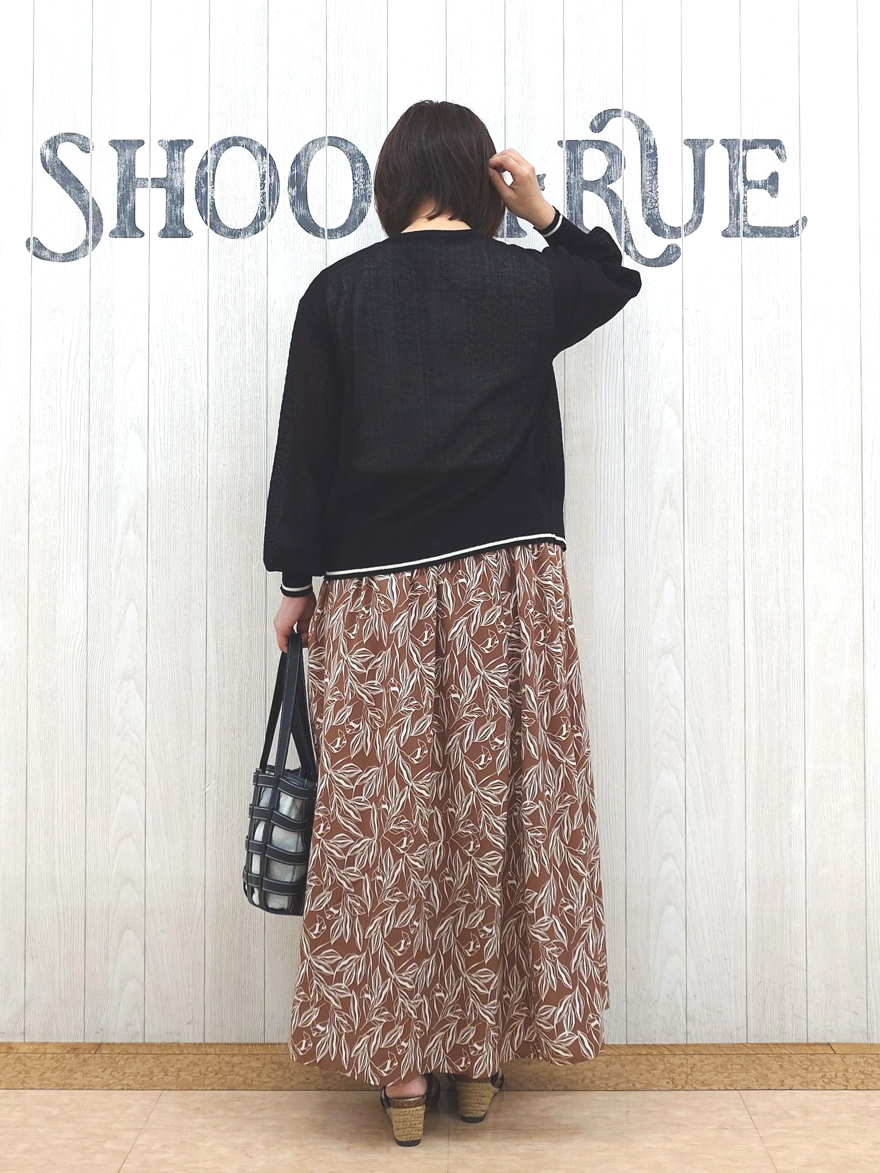 とろろさんの「SHOO･LA･RUE｜【S-LL/洗濯機可】さらっとタッチ ほんのりシアーカーディガン」を使ったコーディネート