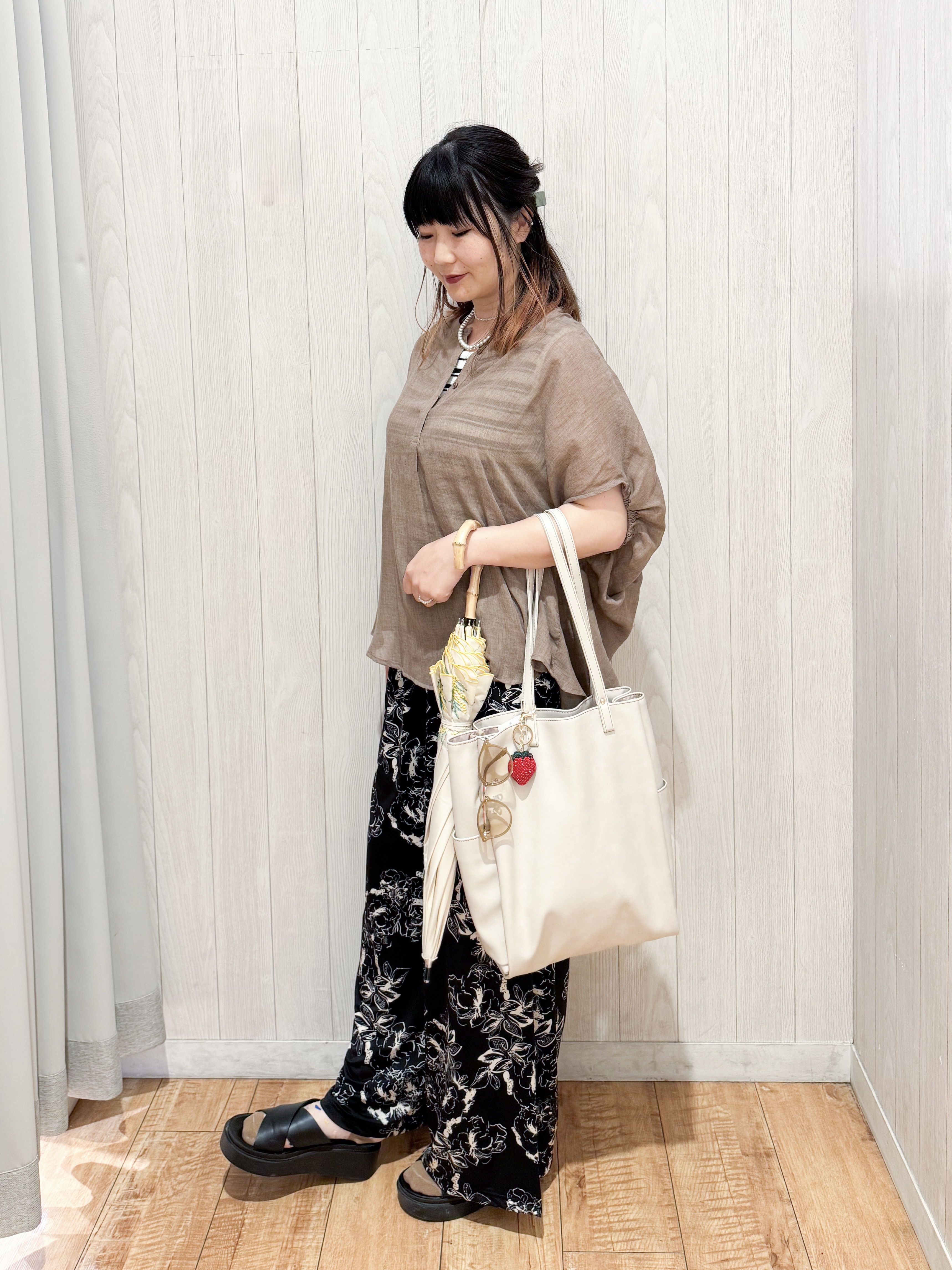 愛さんの「SHOO･LA･RUE｜【体型カバー】バルーン風ゆるシャツブラウス」を使ったコーディネート