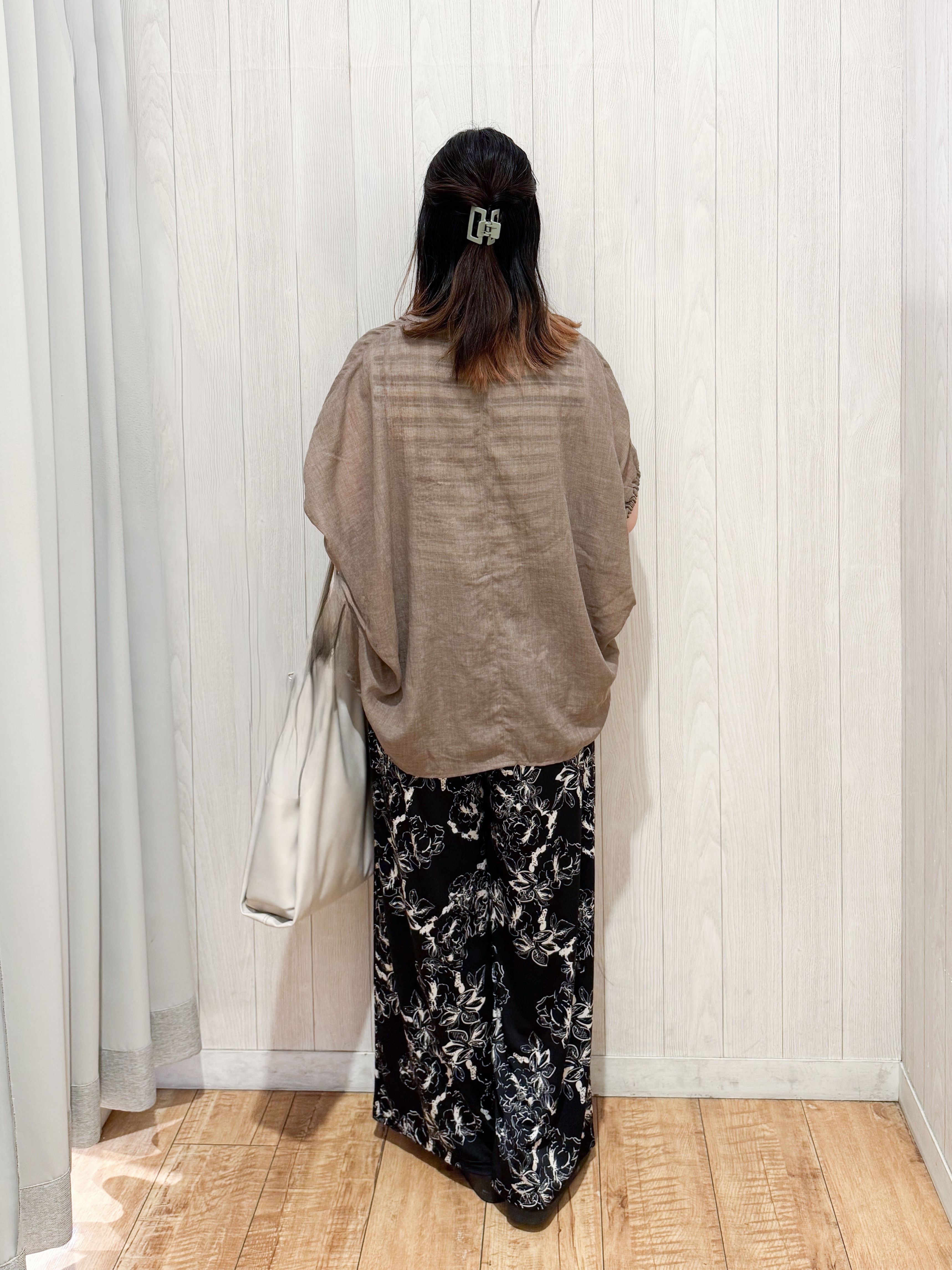 愛さんの「SHOO･LA･RUE｜【体型カバー】バルーン風ゆるシャツブラウス」を使ったコーディネート