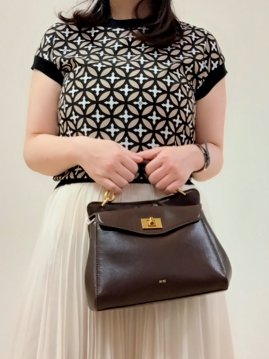 emiさんの「DRESSTERIOR｜【再入荷/otonaMUSE5月号掲載/ウォッシャブル】オーバーラップサークルコンビフレンチニット」を使ったコーディネート