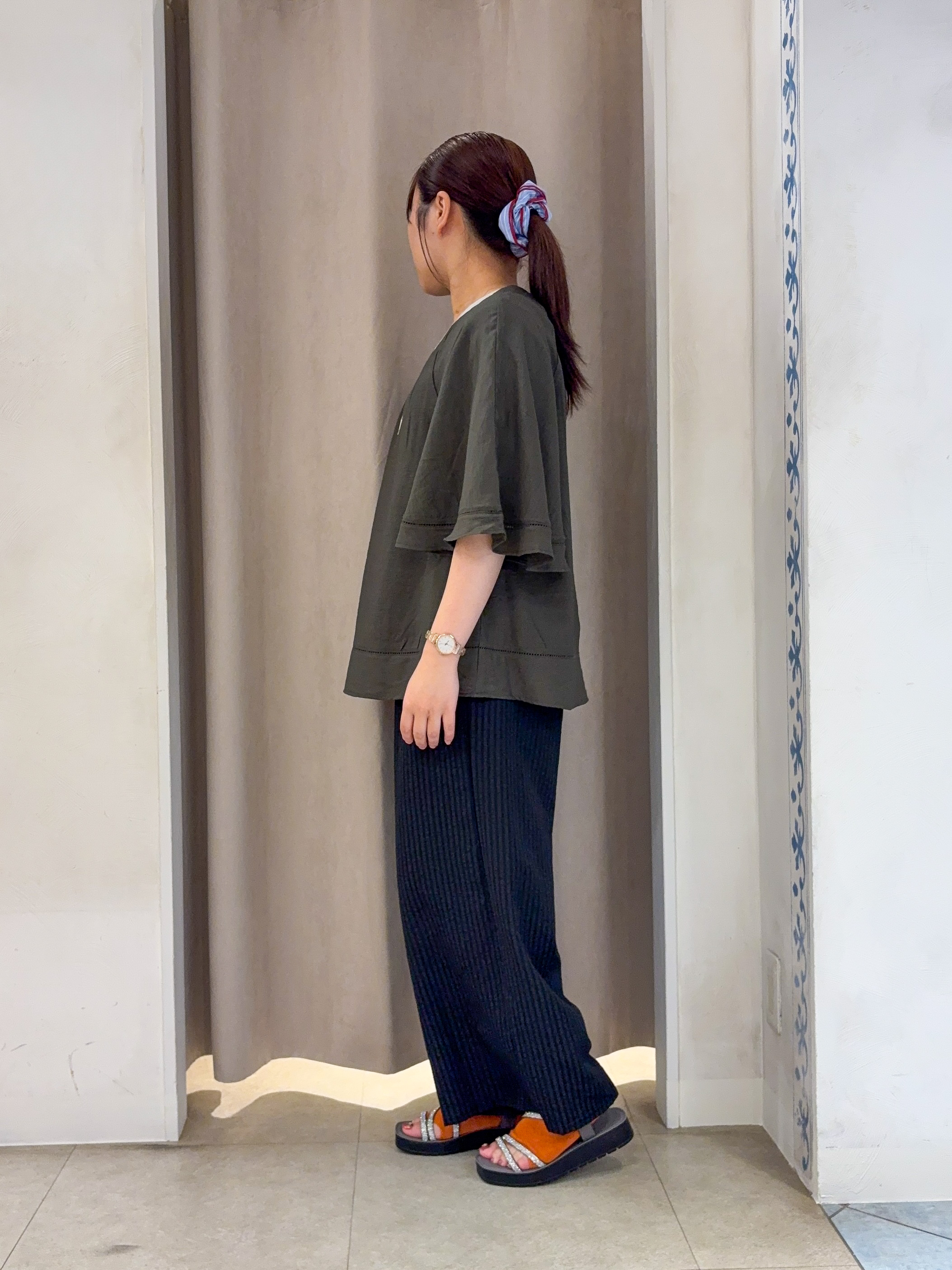SO(R)Aさんの「SHOO･LA･RUE｜【ひんやり/S-LL/体型カバー】はしごレースが涼し気な スラブポンチョ風ブラウス」を使ったコーディネート