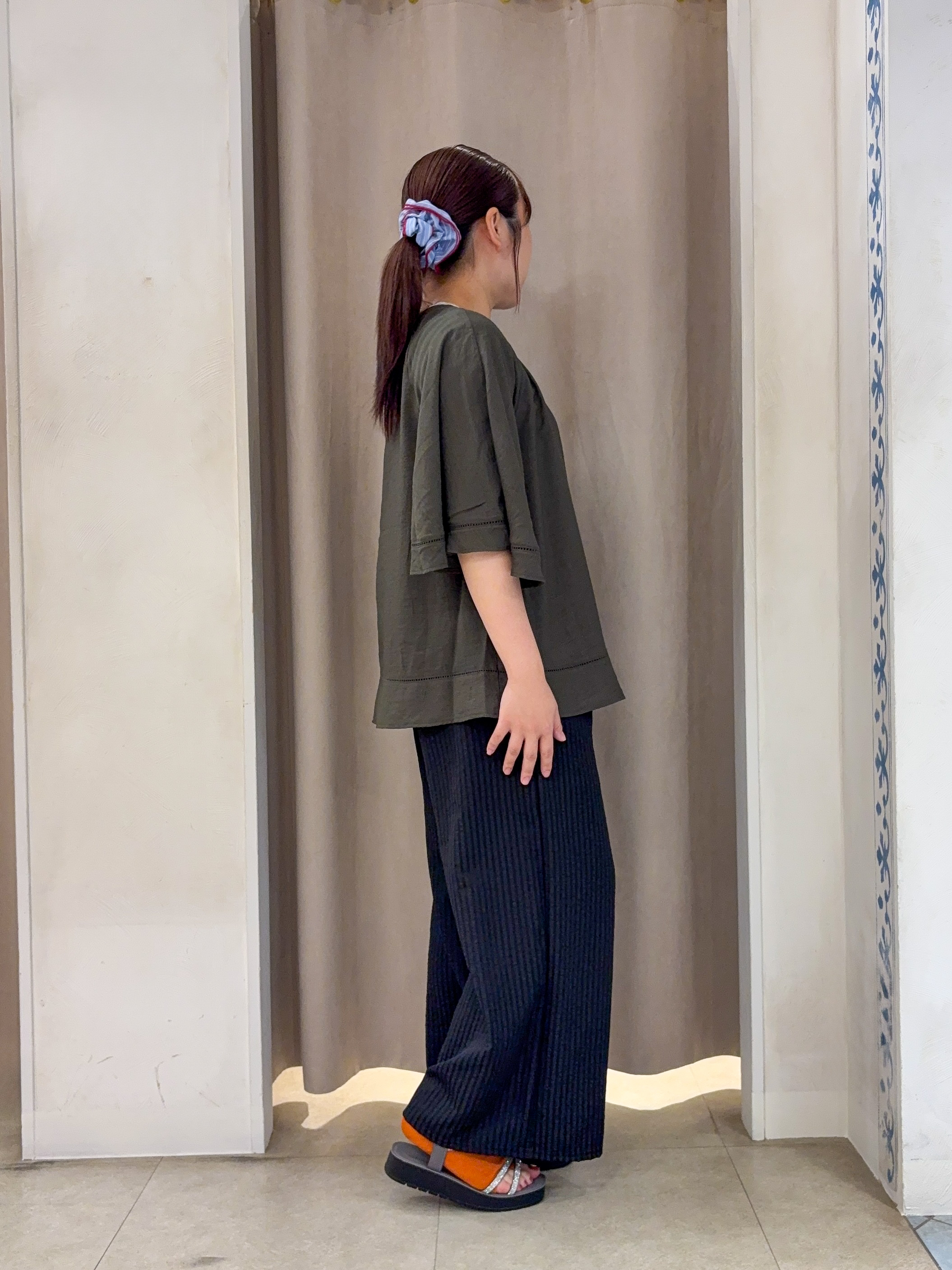 SO(R)Aさんの「SHOO･LA･RUE｜【ひんやり/S-LL/体型カバー】はしごレースが涼し気な スラブポンチョ風ブラウス」を使ったコーディネート