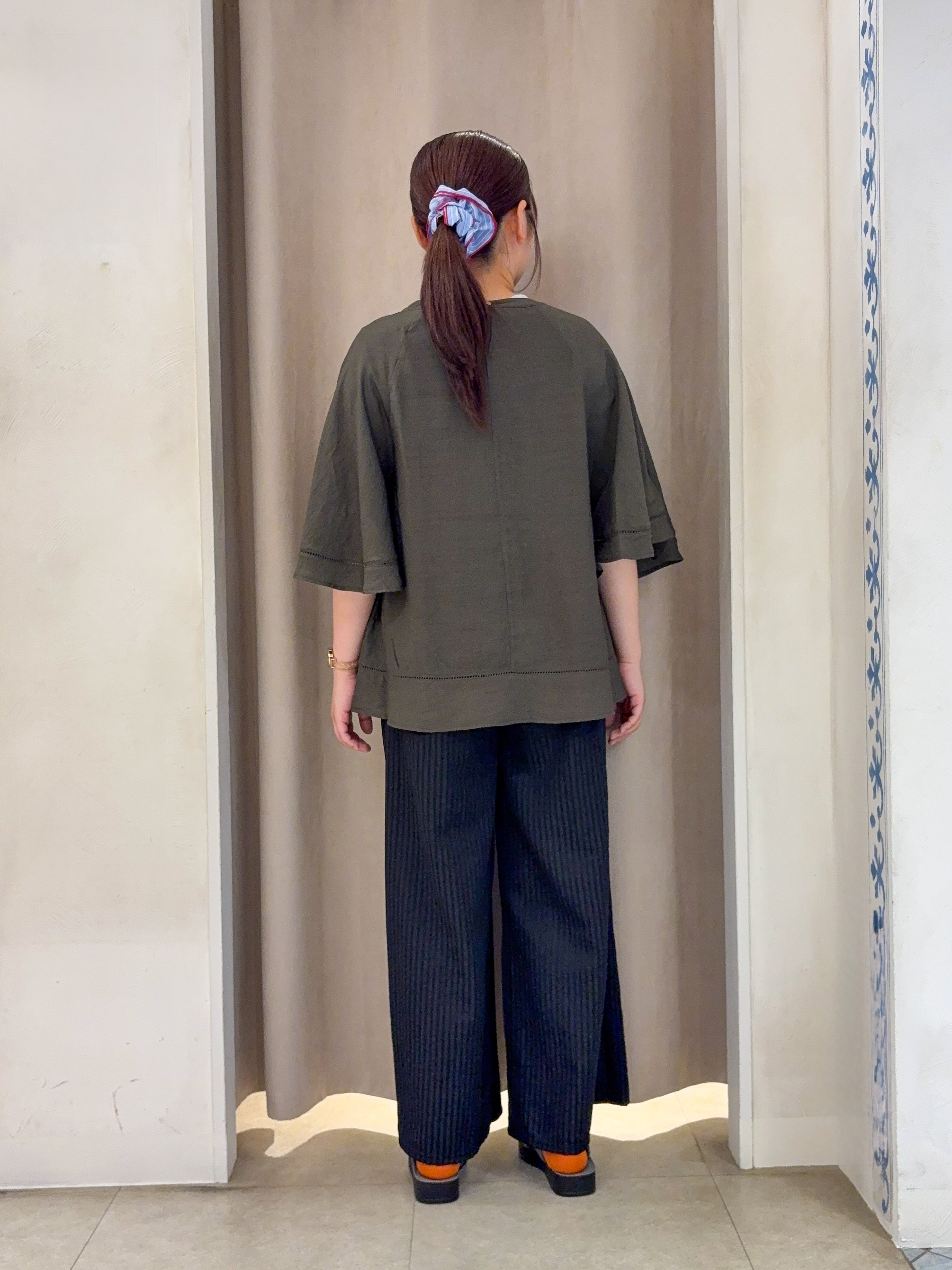 SO(R)Aさんの「SHOO･LA･RUE｜【ひんやり/S-LL/体型カバー】はしごレースが涼し気な スラブポンチョ風ブラウス」を使ったコーディネート
