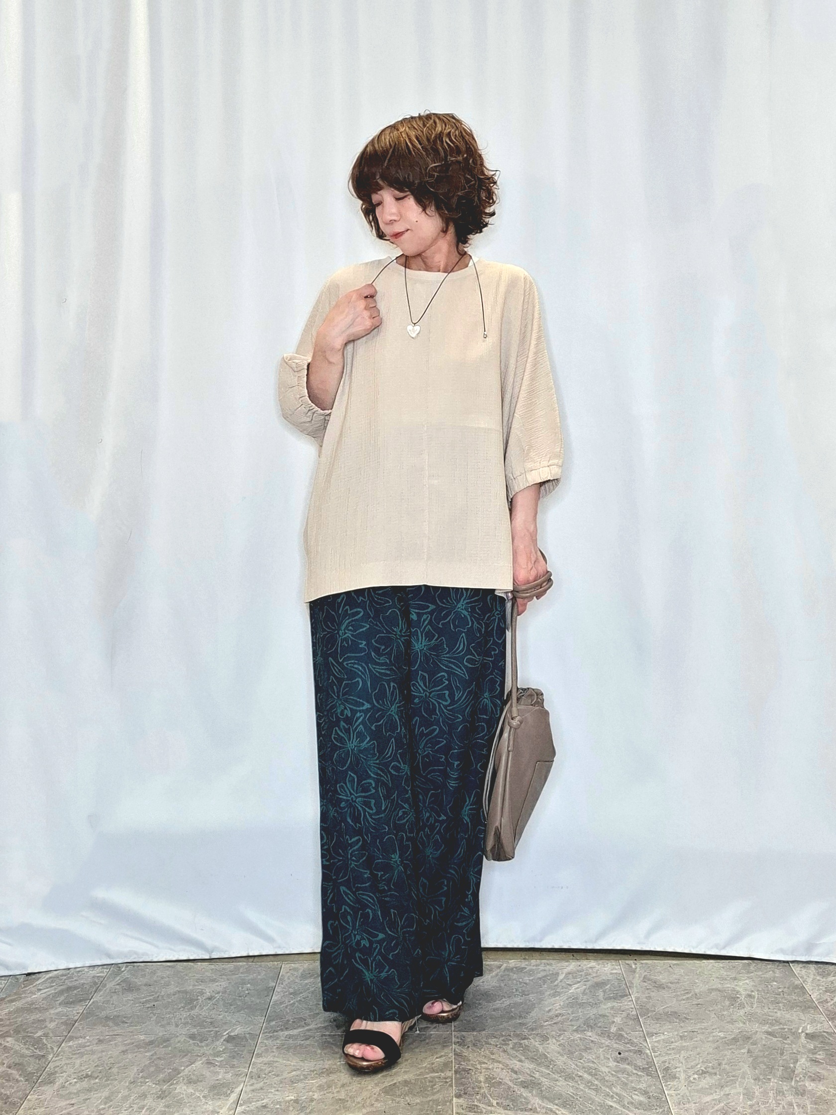 ぬーさんの「SHOO･LA･RUE｜【インせず着られる/洗濯後しわになりにくい】しぼしぼドルマンブラウス」を使ったコーディネート