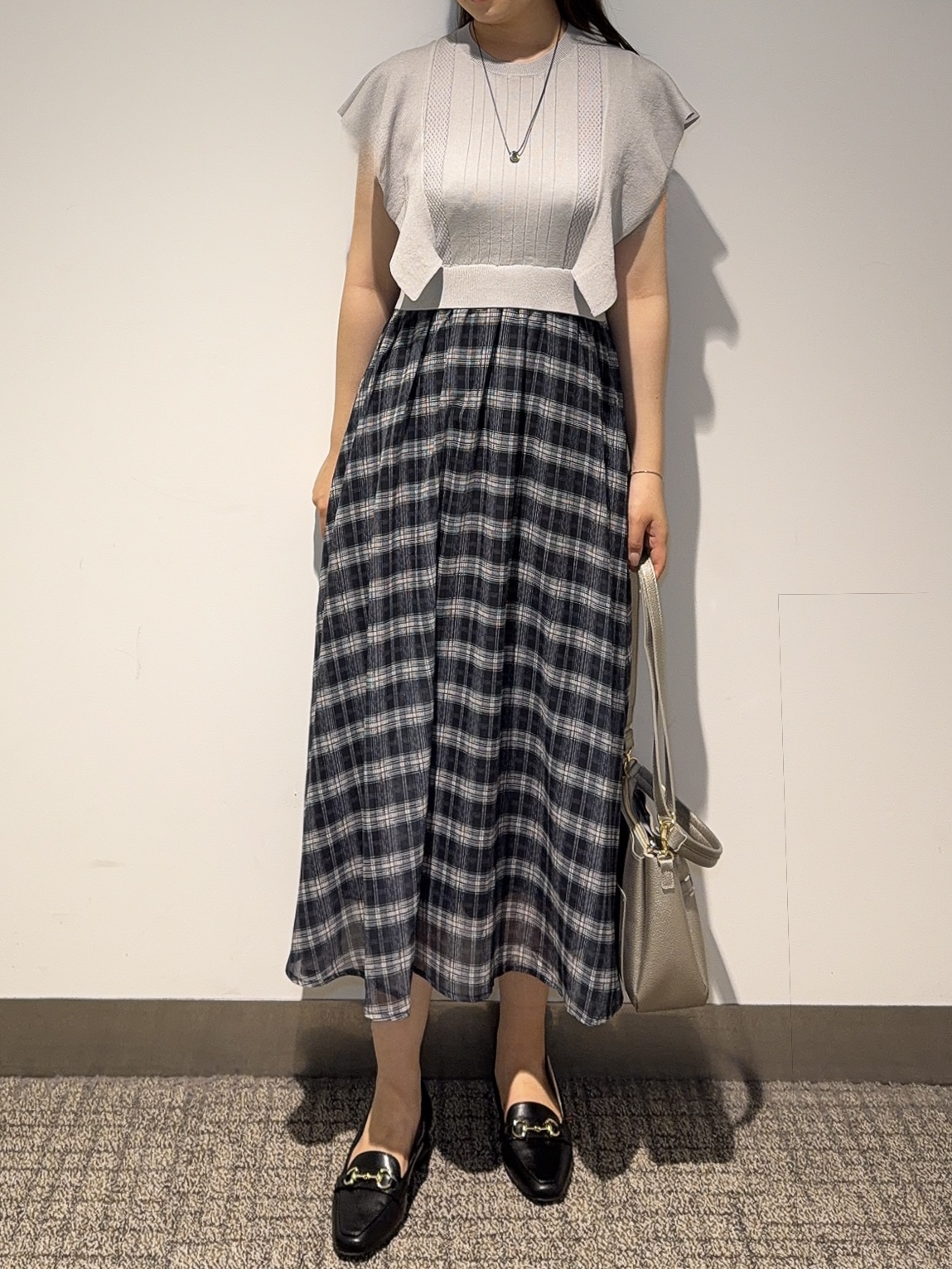 みーさんの「grove｜【低身長さんも選べる着丈・洗濯機◎】1枚で華やか 肩フリルニットドッキングワンピース」を使ったコーディネート
