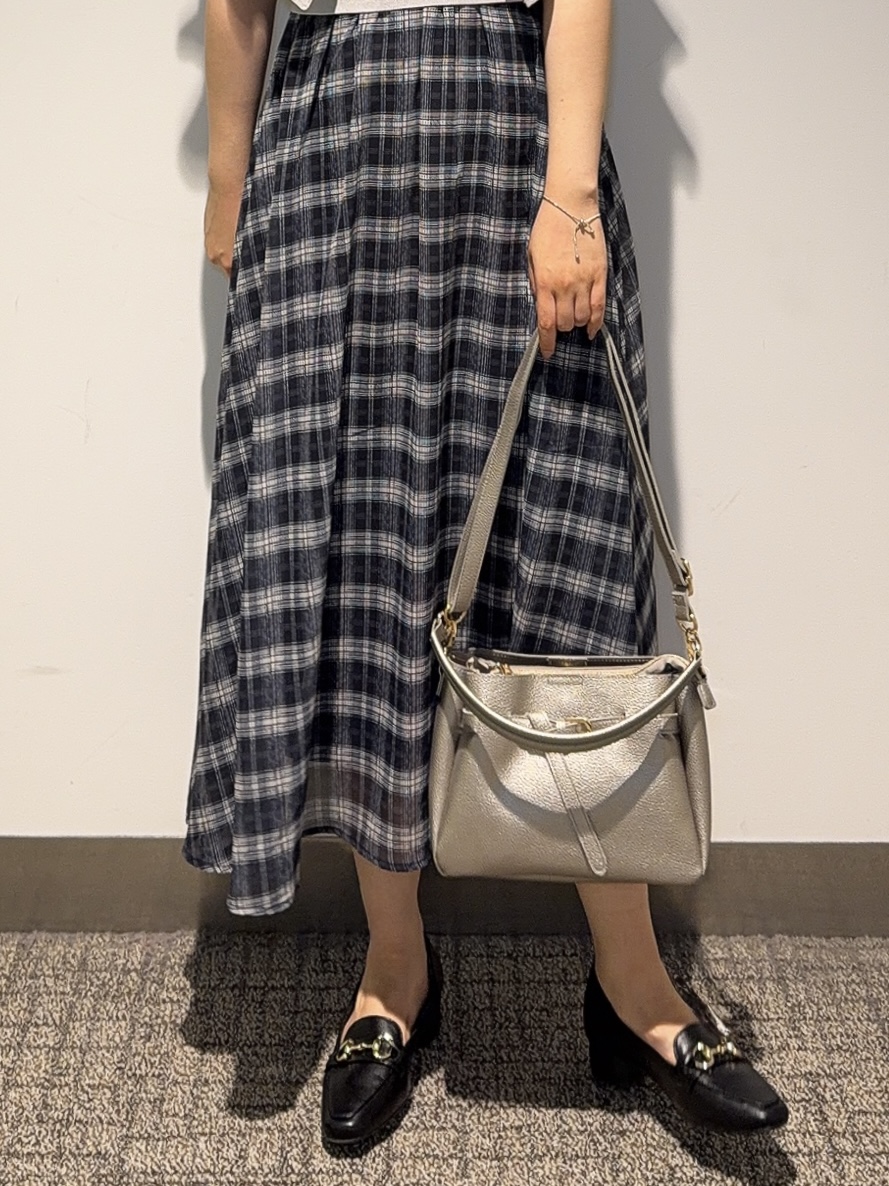 みーさんの「grove｜【低身長さんも選べる着丈・洗濯機◎】1枚で華やか 肩フリルニットドッキングワンピース」を使ったコーディネート
