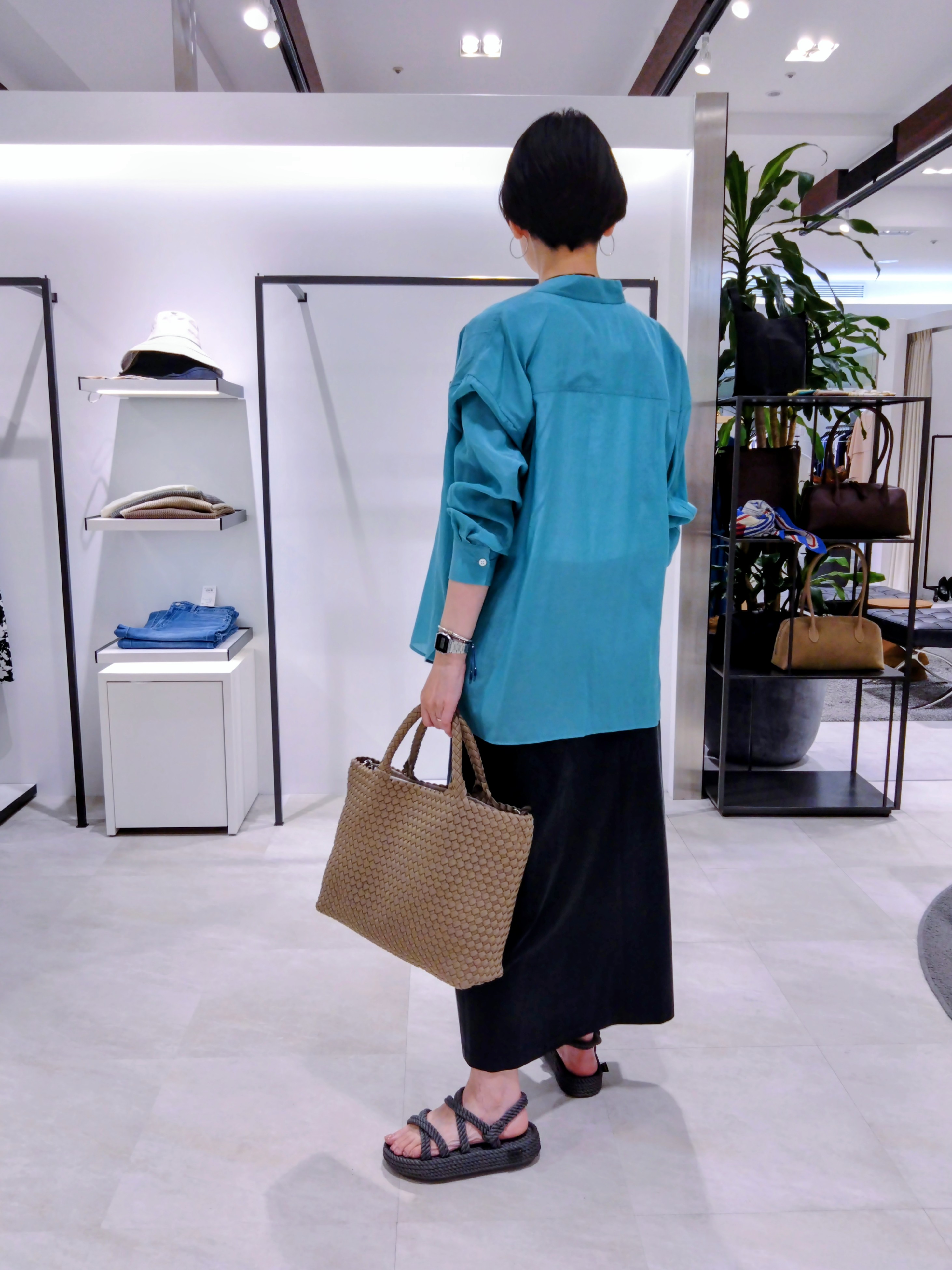まちこさんの「UNTITLED｜シルキータッチシアーシャツ」を使ったコーディネート