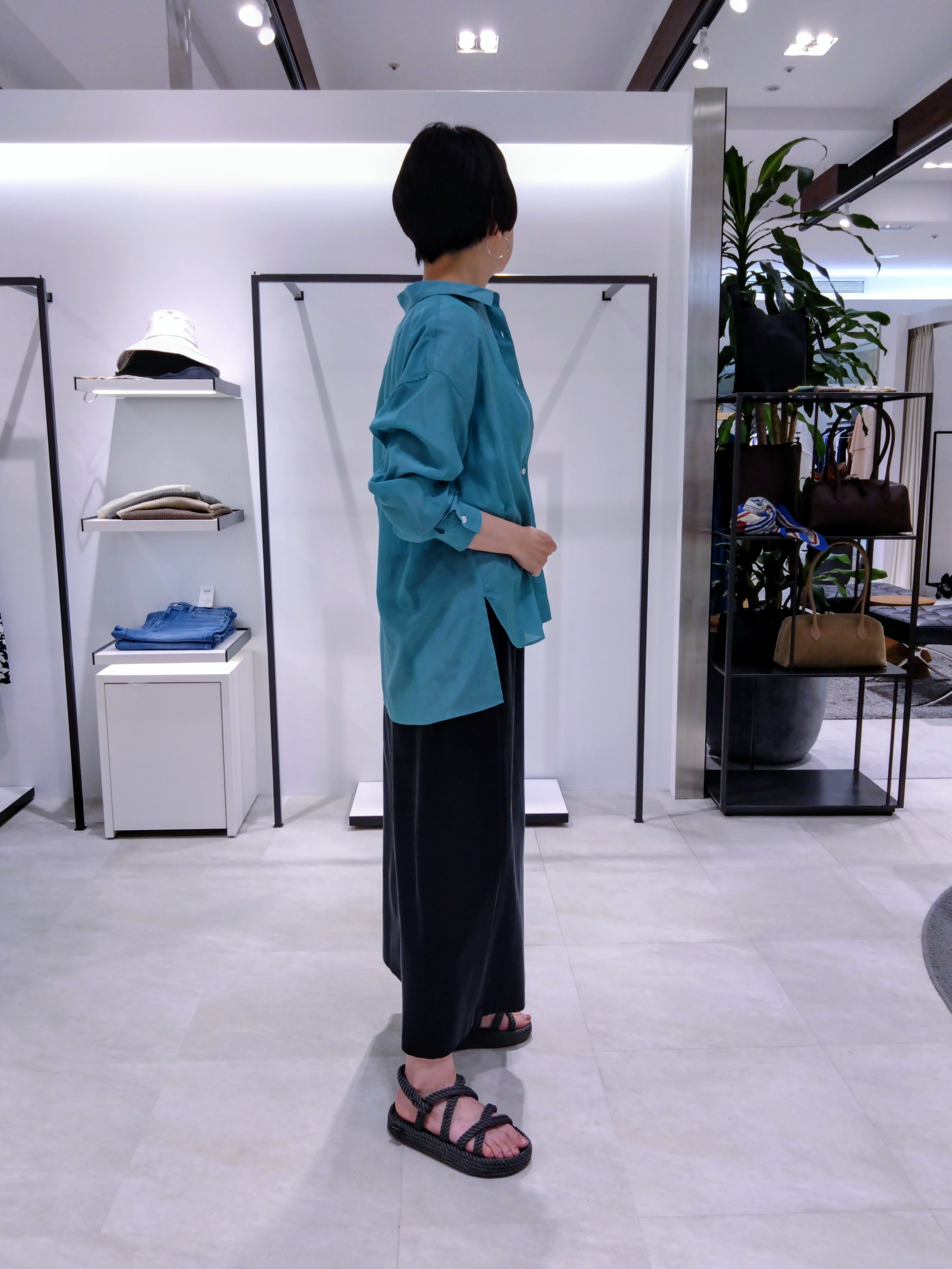 まちこさんの「UNTITLED｜シルキータッチシアーシャツ」を使ったコーディネート
