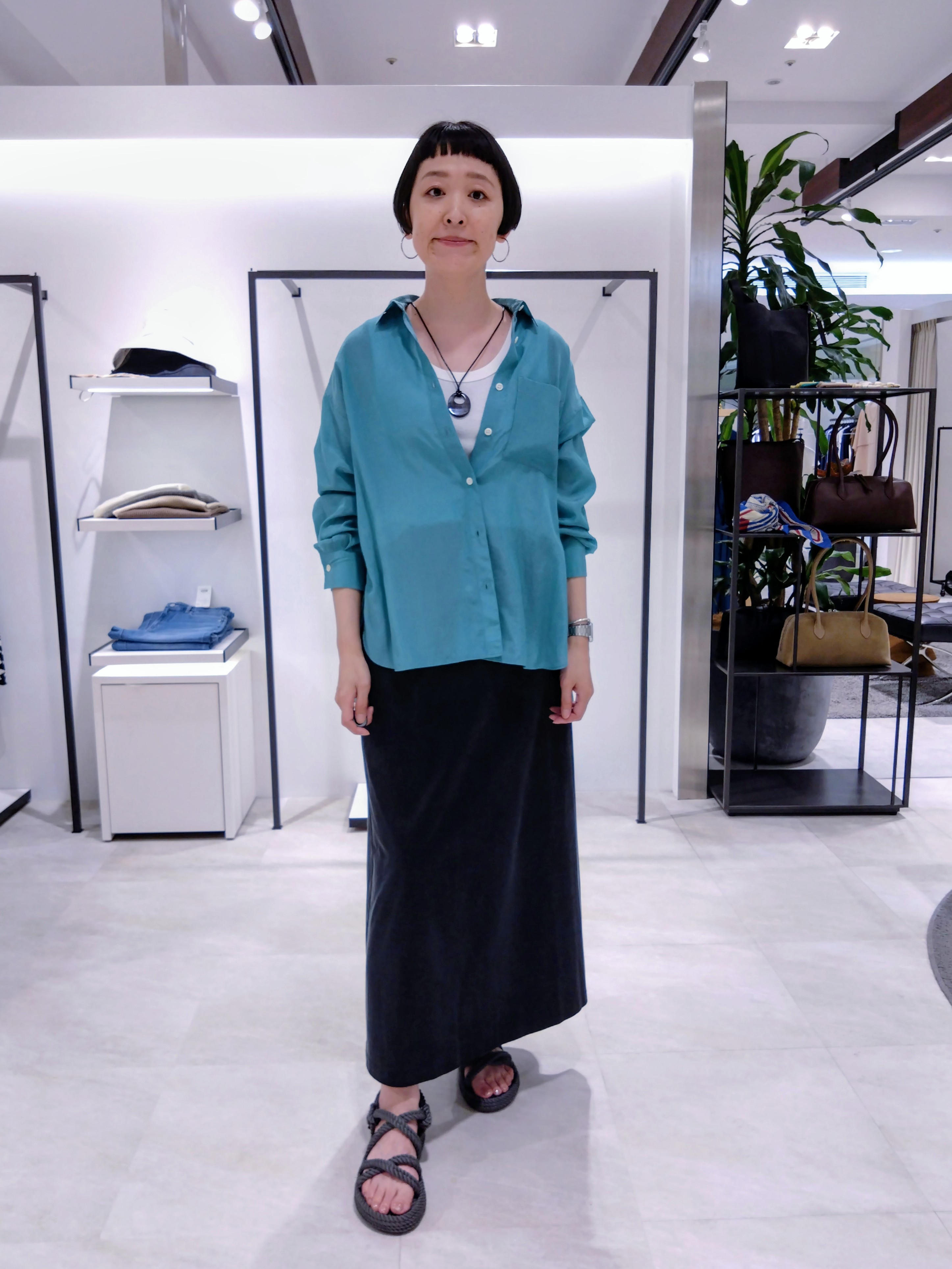 まちこさんの「UNTITLED｜シルキータッチシアーシャツ」を使ったコーディネート