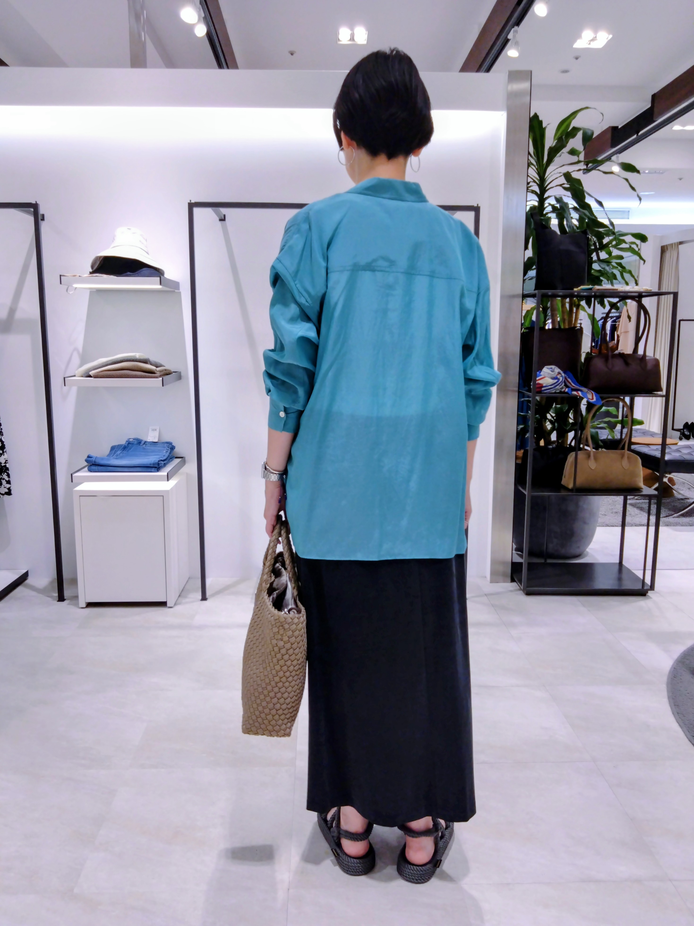 まちこさんの「UNTITLED｜シルキータッチシアーシャツ」を使ったコーディネート
