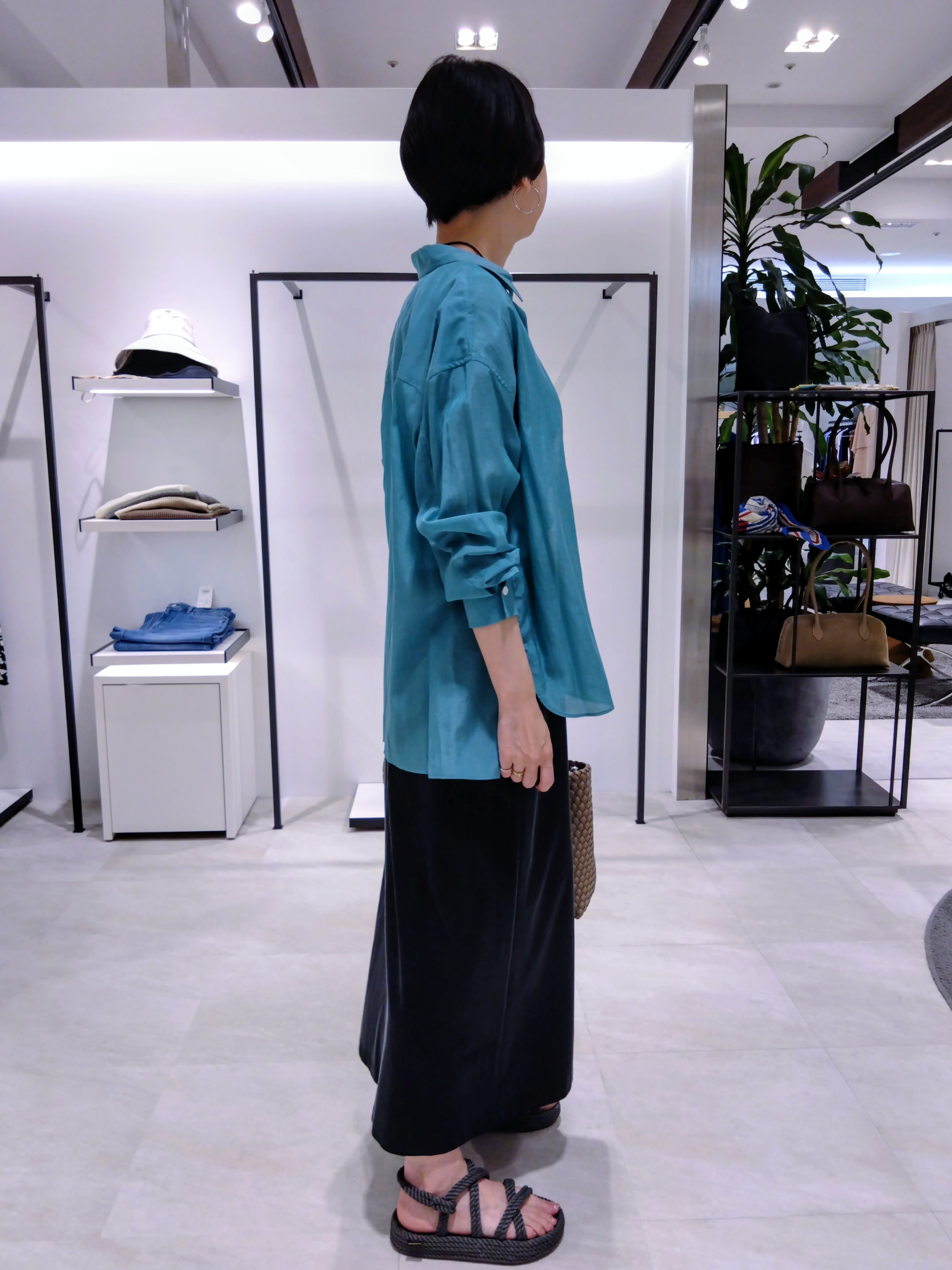 まちこさんの「UNTITLED｜シルキータッチシアーシャツ」を使ったコーディネート
