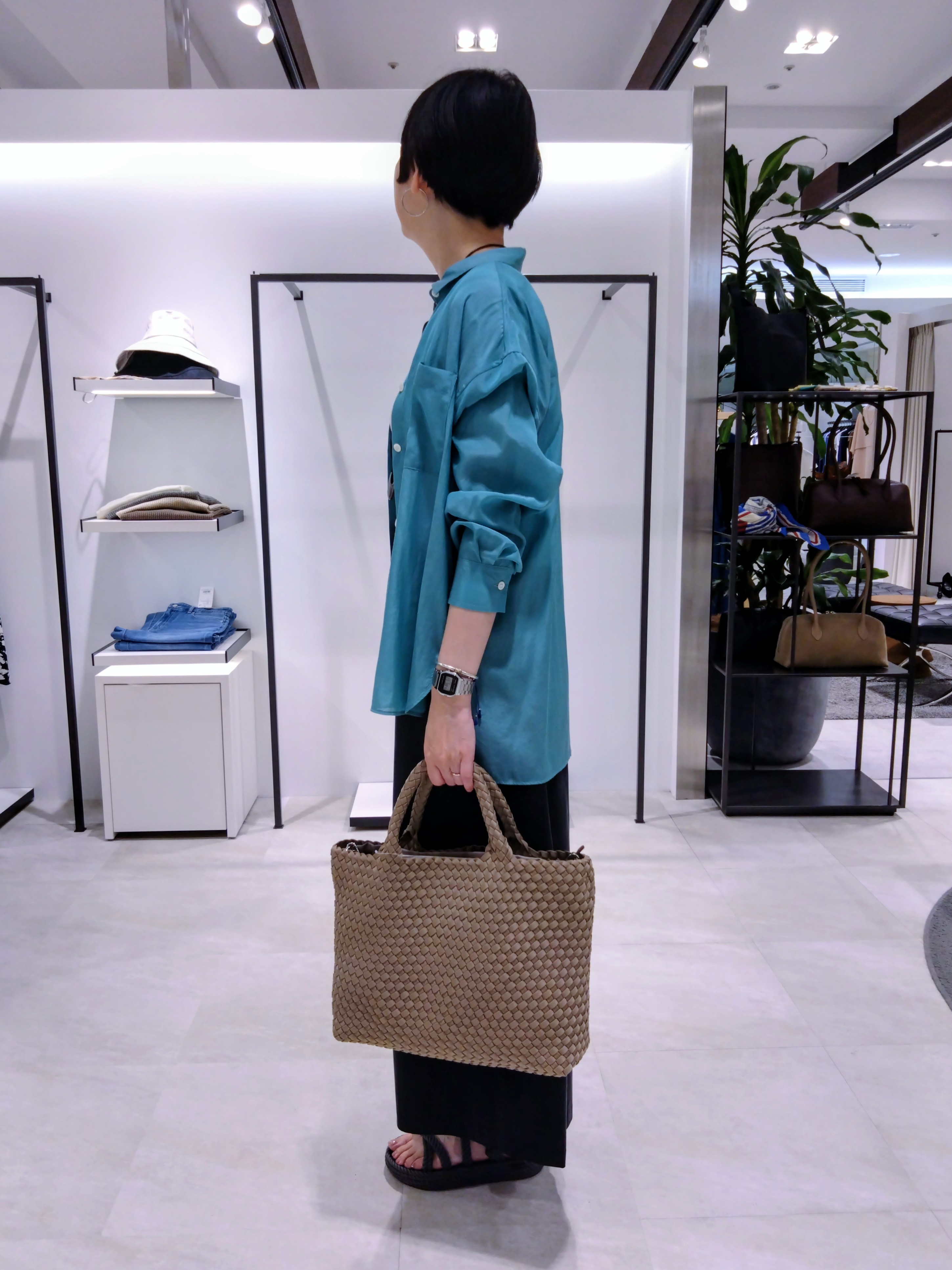 まちこさんの「UNTITLED｜シルキータッチシアーシャツ」を使ったコーディネート