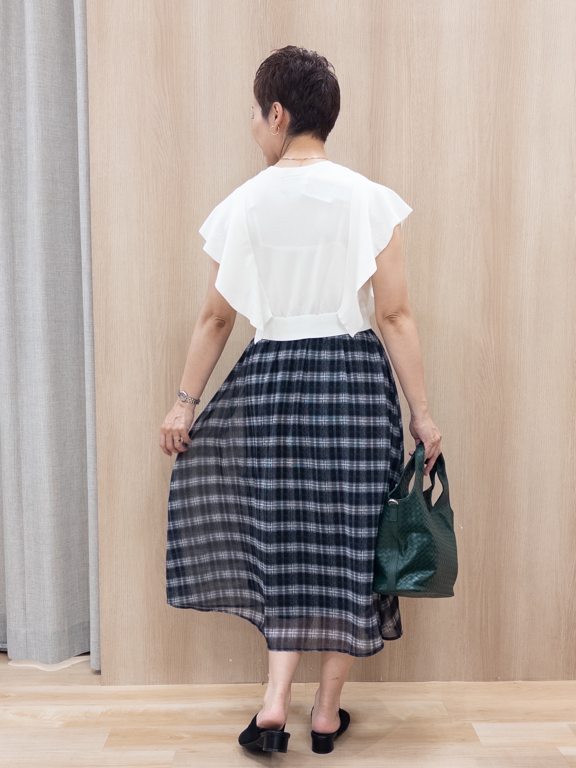 シュウコさんの「grove｜【低身長さんも選べる着丈・洗濯機◎】1枚で華やか 肩フリルニットドッキングワンピース」を使ったコーディネート