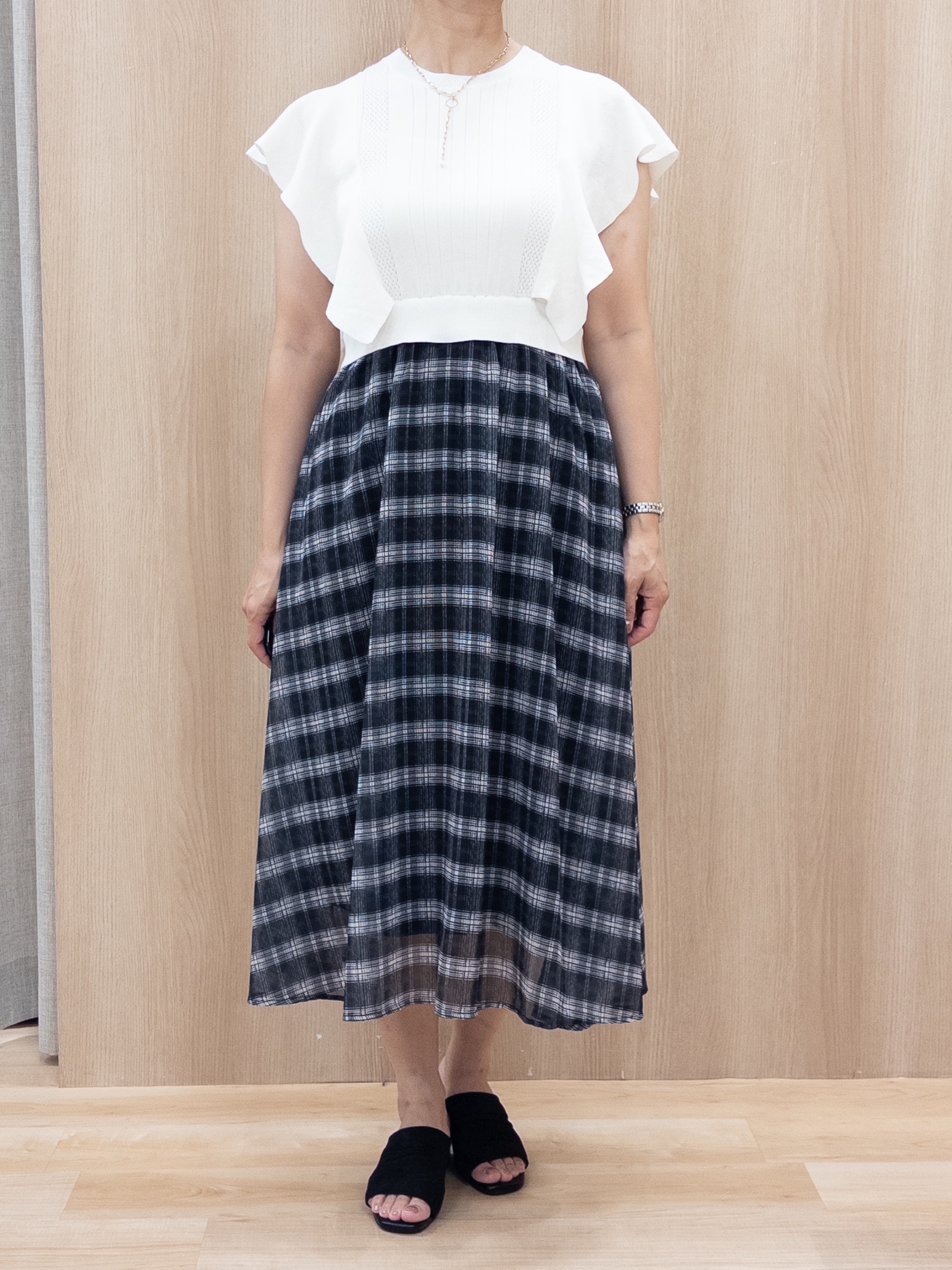 シュウコさんの「grove｜【低身長さんも選べる着丈・洗濯機◎】1枚で華やか 肩フリルニットドッキングワンピース」を使ったコーディネート