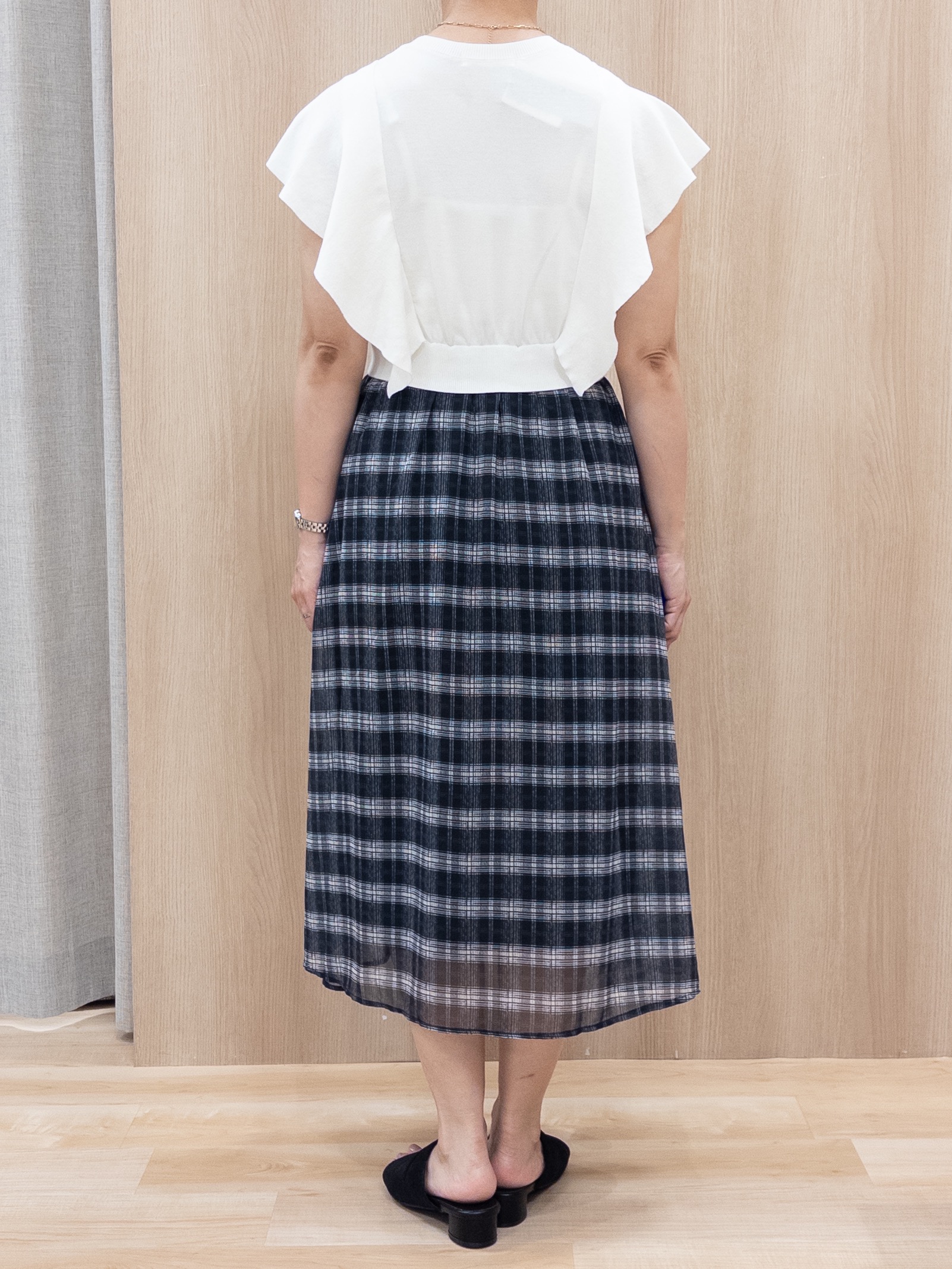 シュウコさんの「grove｜【低身長さんも選べる着丈・洗濯機◎】1枚で華やか 肩フリルニットドッキングワンピース」を使ったコーディネート