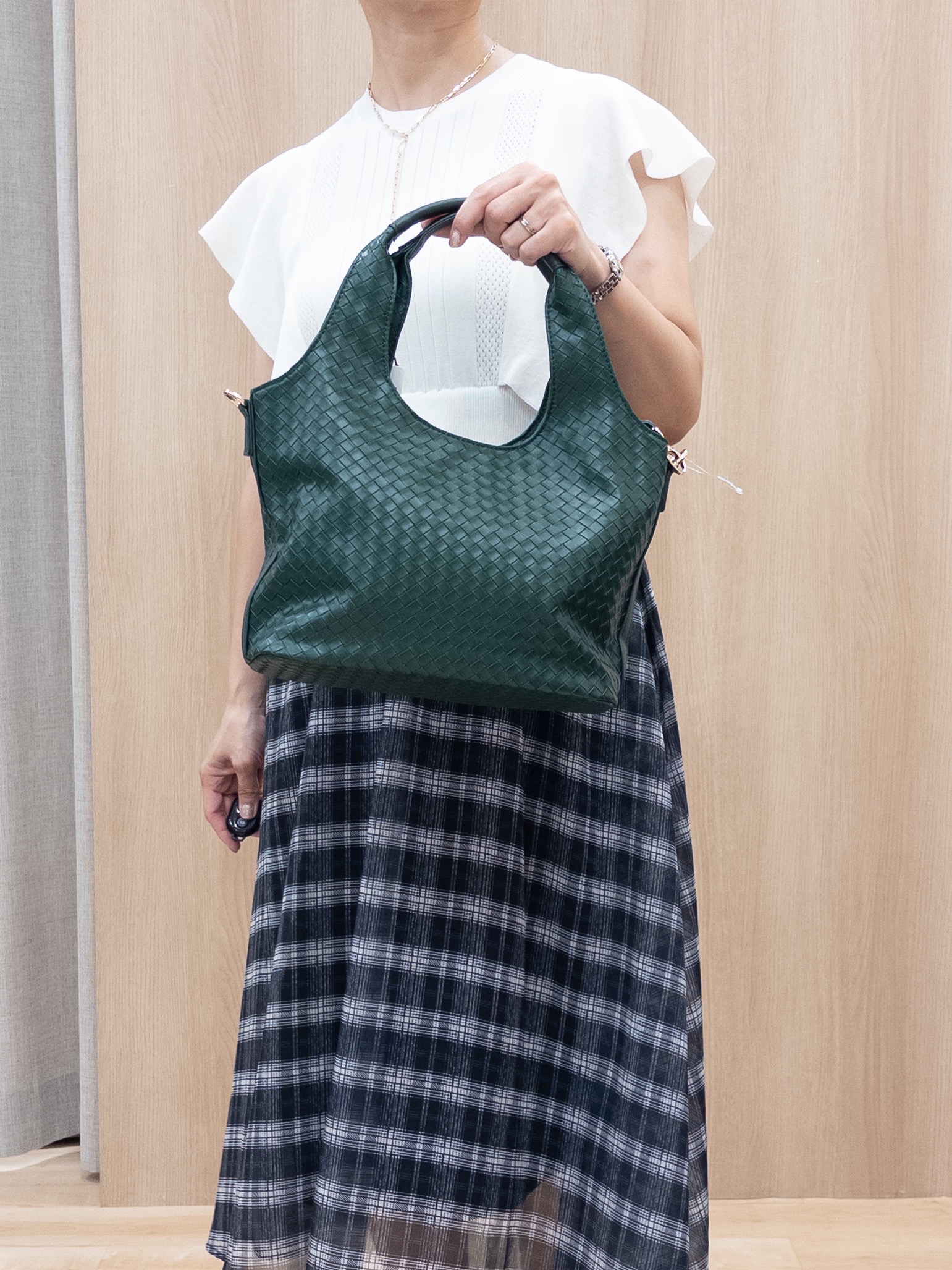 シュウコさんの「grove｜【低身長さんも選べる着丈・洗濯機◎】1枚で華やか 肩フリルニットドッキングワンピース」を使ったコーディネート