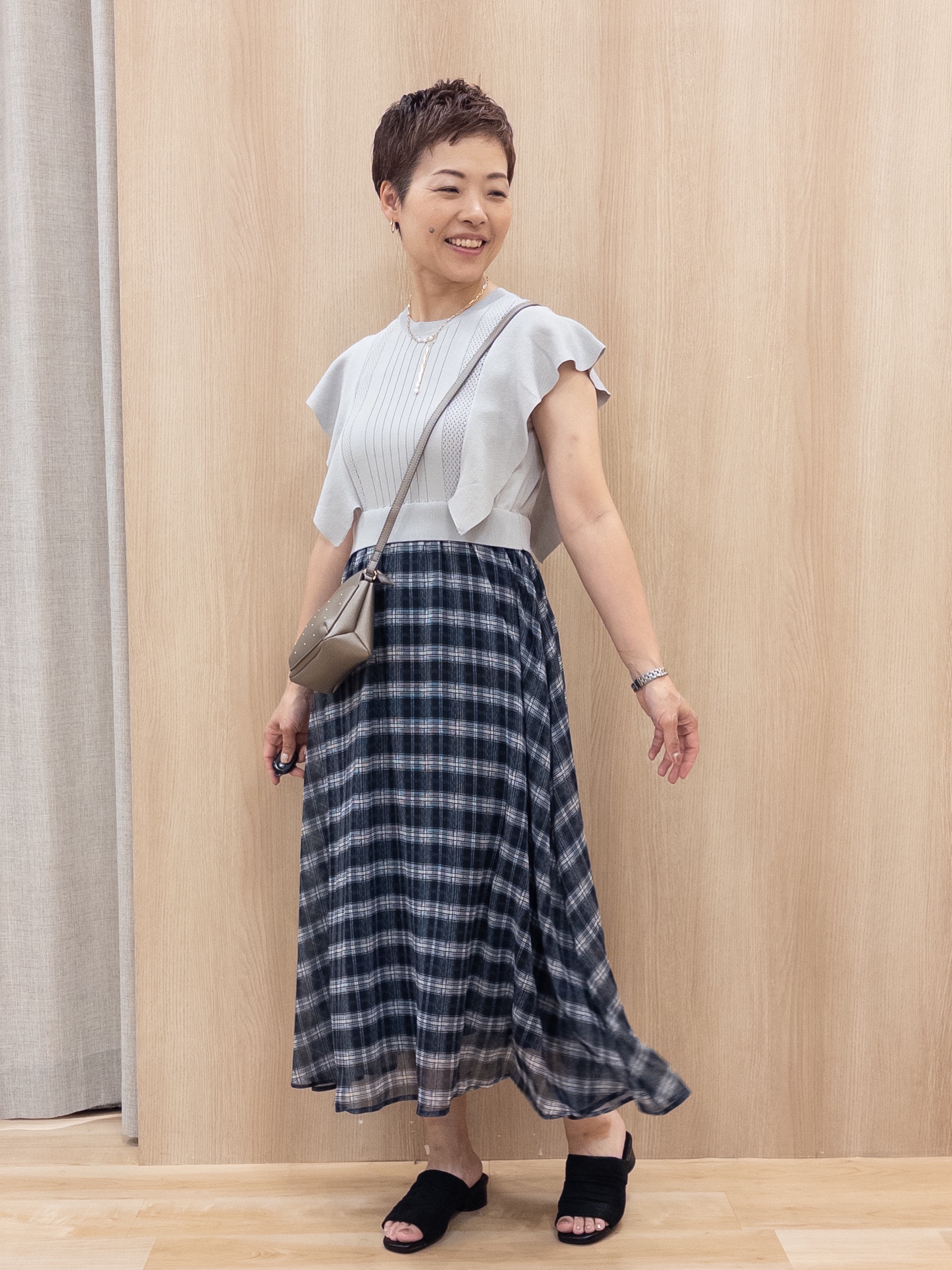 シュウコさんの「grove｜【低身長さんも選べる着丈・洗濯機◎】1枚で華やか 肩フリルニットドッキングワンピース」を使ったコーディネート