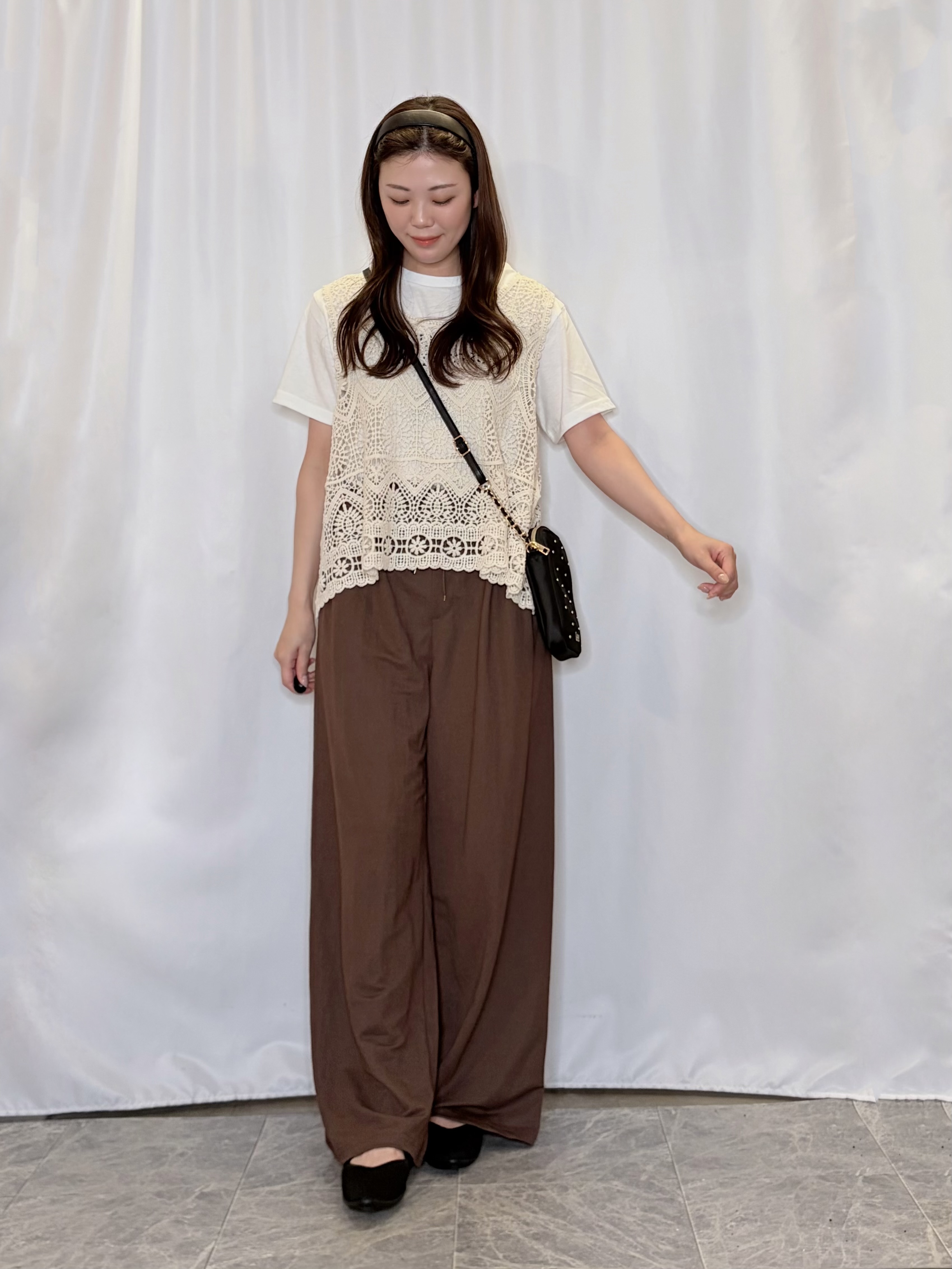 おうめさんの「SHOO･LA･RUE｜【2点セット/体型カバー】クロシェ編みベスト+ロゴT」を使ったコーディネート