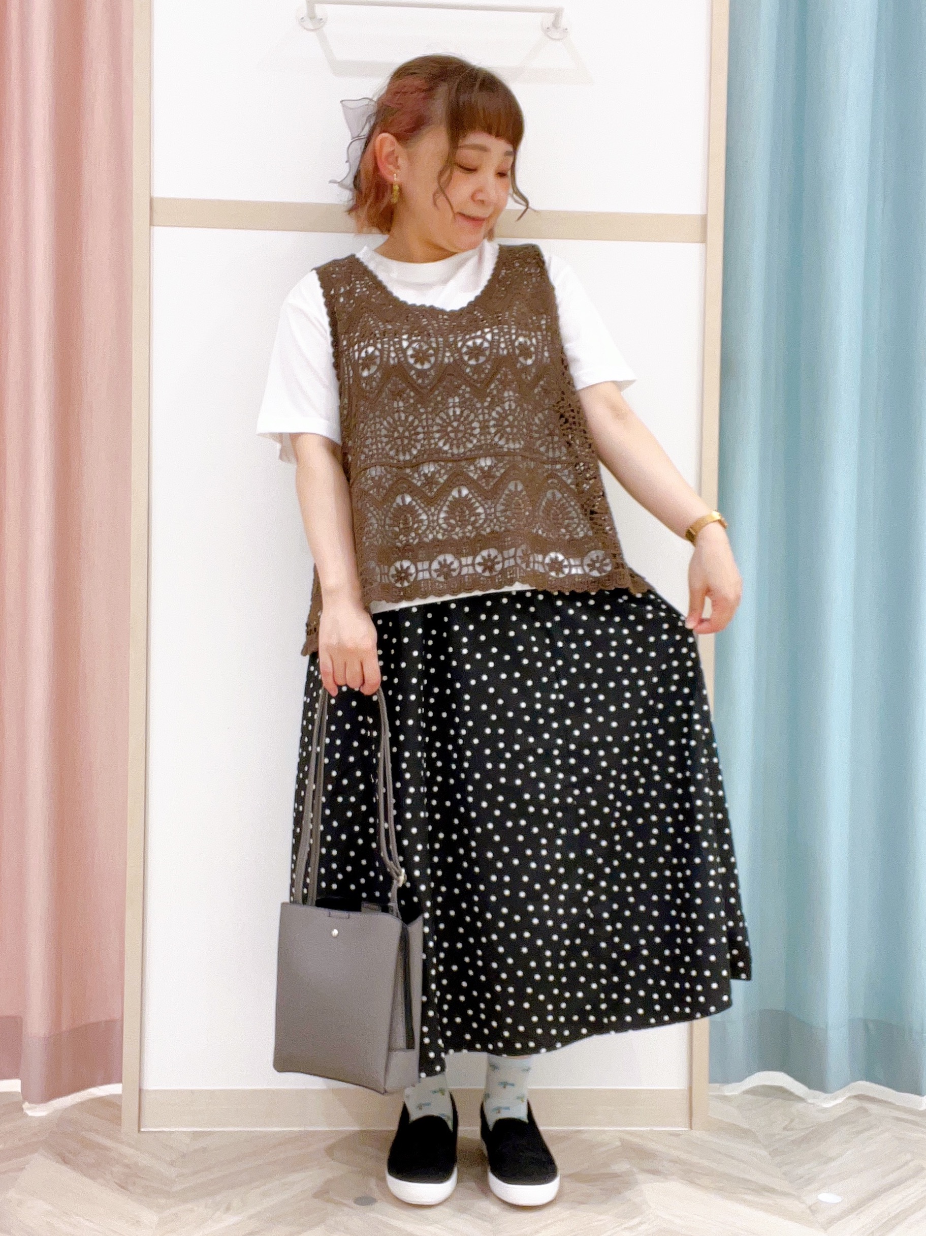 kitaさんの「SHOO･LA･RUE｜【2点セット/体型カバー】クロシェ編みベスト+ロゴT」を使ったコーディネート
