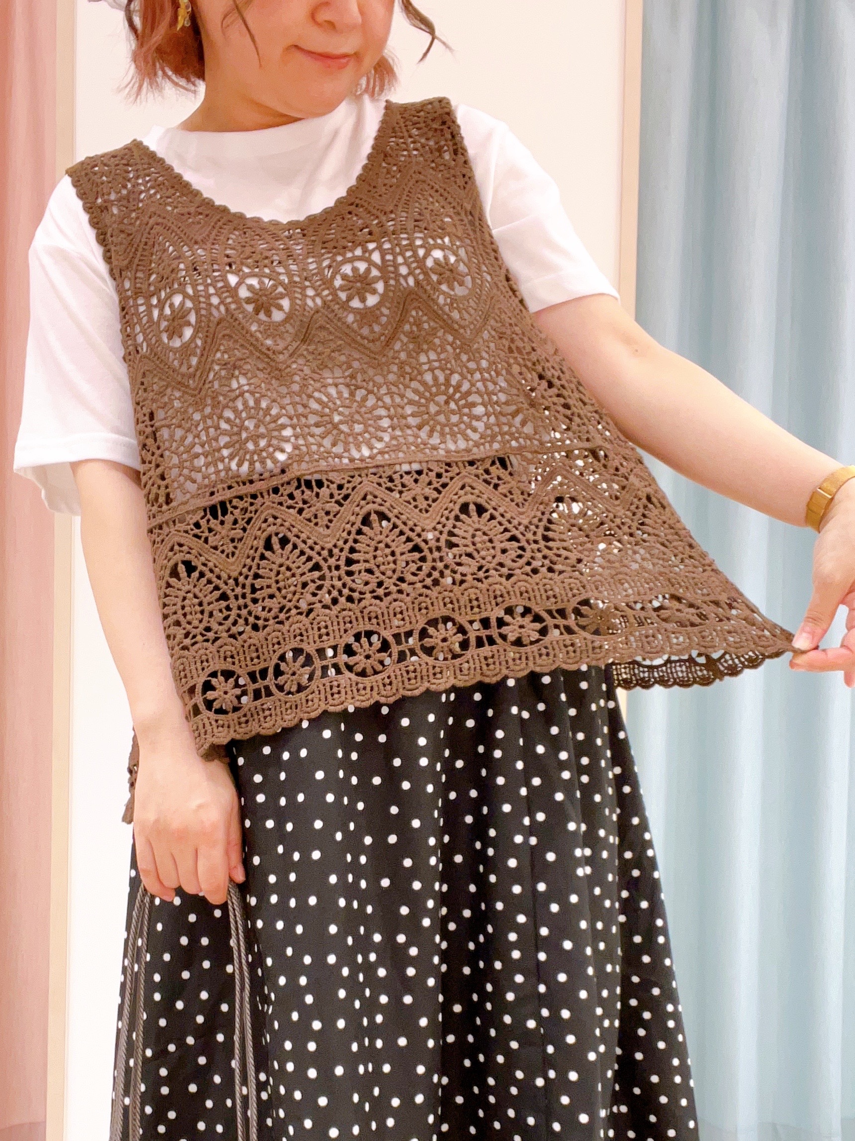 kitaさんの「SHOO･LA･RUE｜【2点セット/体型カバー】クロシェ編みベスト+ロゴT」を使ったコーディネート