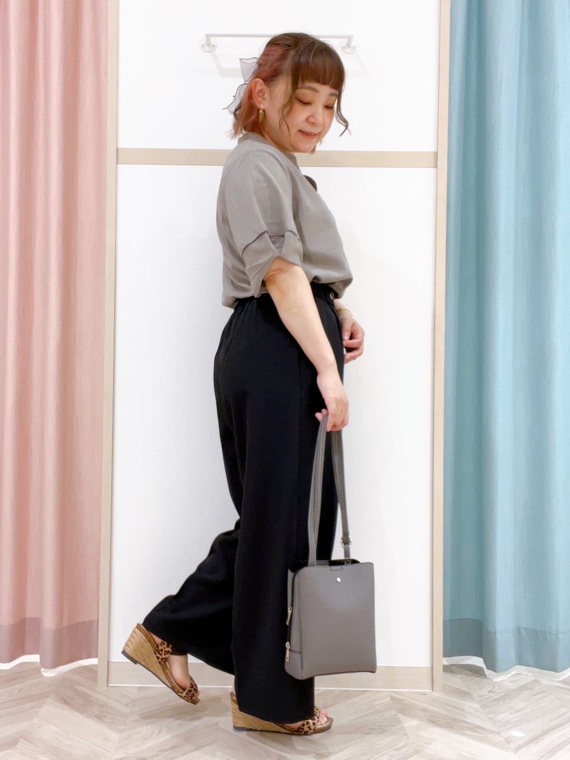 kitaさんの「SHOO･LA･RUE｜【洗濯後しわになりにくい/インせずきまる】お袖のハシゴレースが涼やかな印象 麻調スキッパーブラウス」を使ったコーディネート