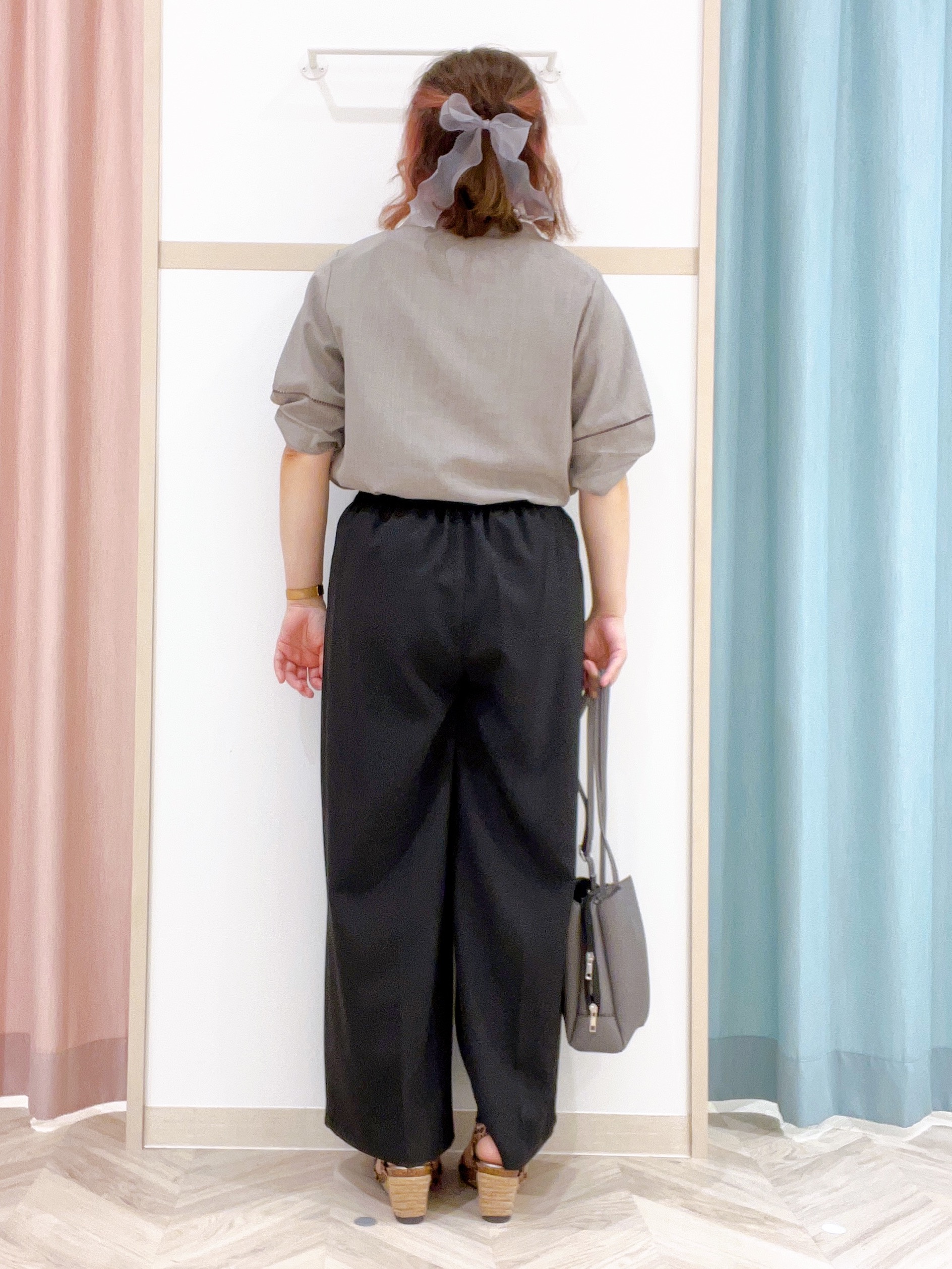 kitaさんの「SHOO･LA･RUE｜【洗濯後しわになりにくい/インせずきまる】お袖のハシゴレースが涼やかな印象 麻調スキッパーブラウス」を使ったコーディネート