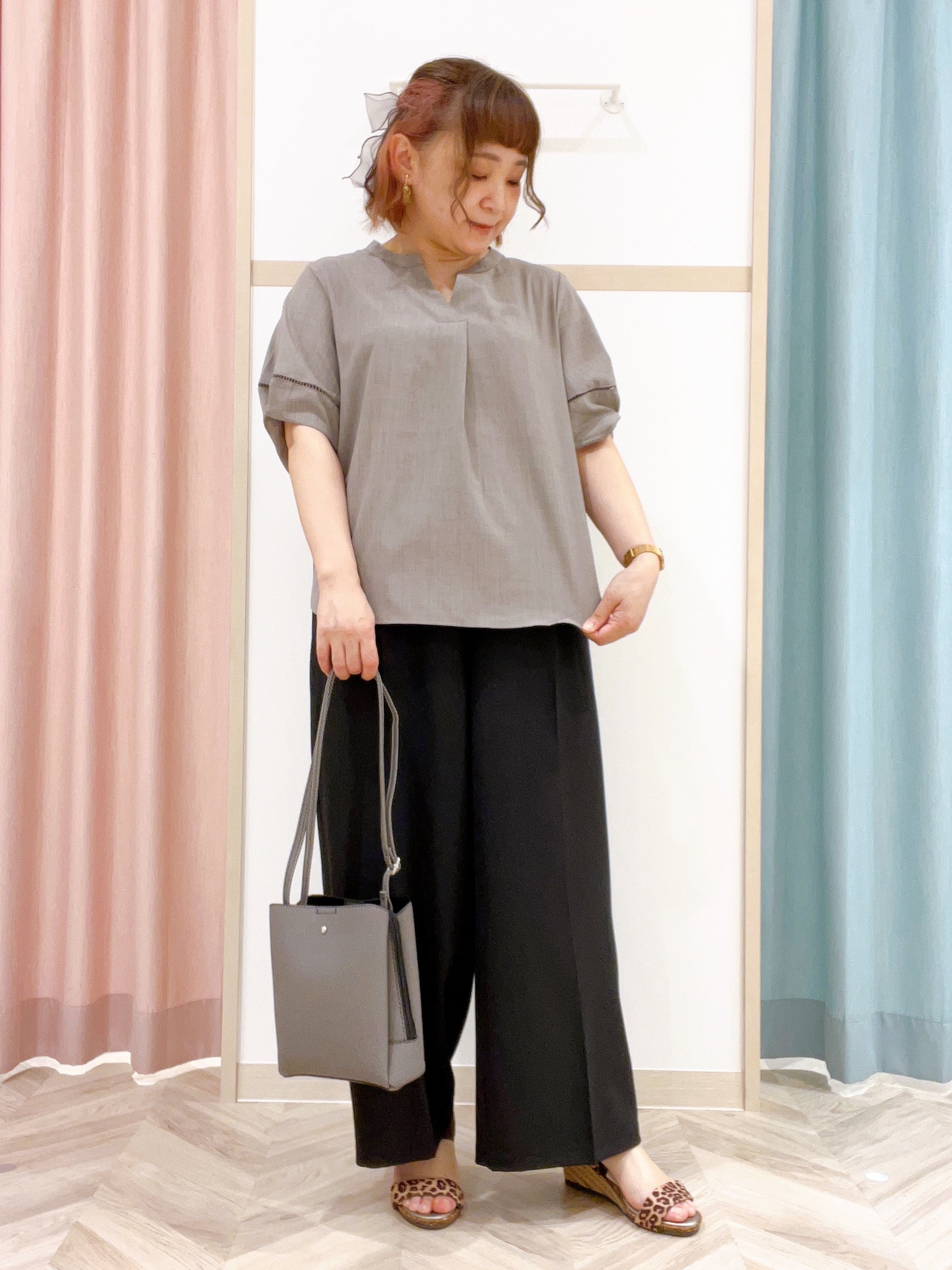 kitaさんの「SHOO･LA･RUE｜【洗濯後しわになりにくい/インせずきまる】お袖のハシゴレースが涼やかな印象 麻調スキッパーブラウス」を使ったコーディネート
