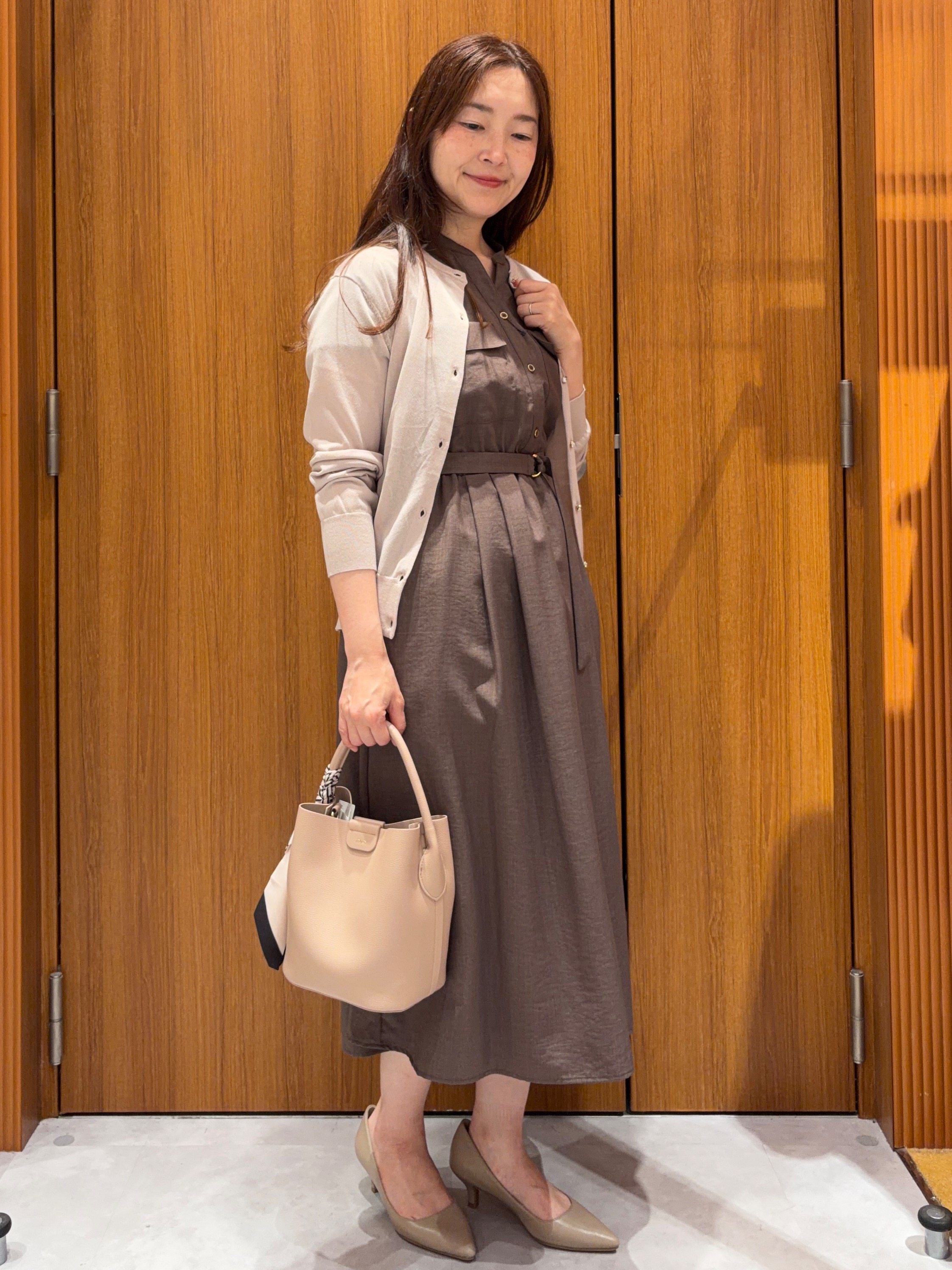 アスカさんの「index｜【接触冷感】ビジューボタンカーディガン《抗ピリング／洗濯機OK》」を使ったコーディネート