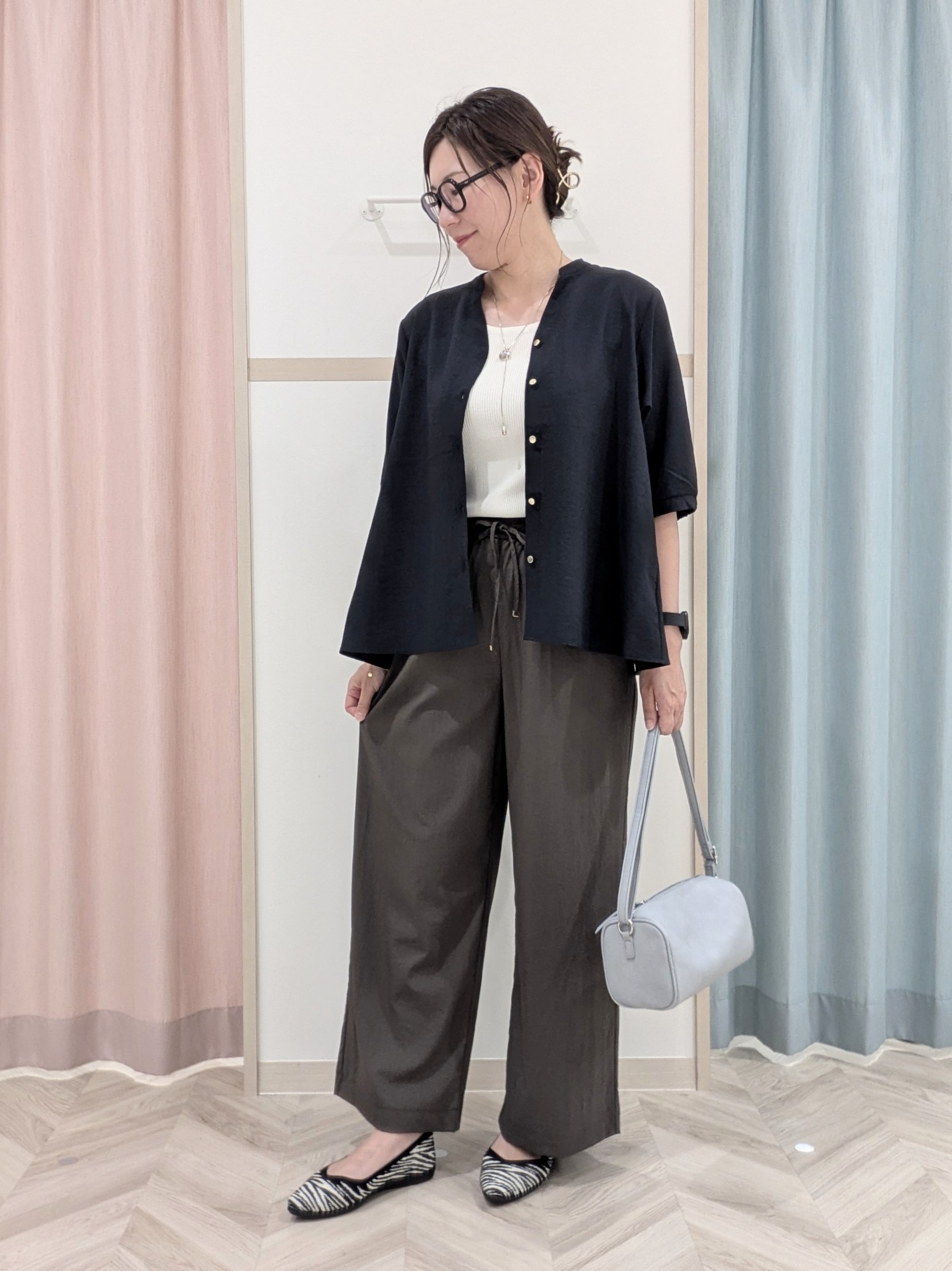 miyuさんの「SHOO･LA･RUE｜【S-LL/洗濯機可】金ボタンがアクセント 5分袖スキッパーブラウス」を使ったコーディネート