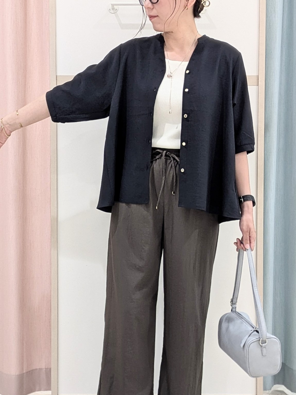 miyuさんの「SHOO･LA･RUE｜【S-LL/洗濯機可】金ボタンがアクセント 5分袖スキッパーブラウス」を使ったコーディネート