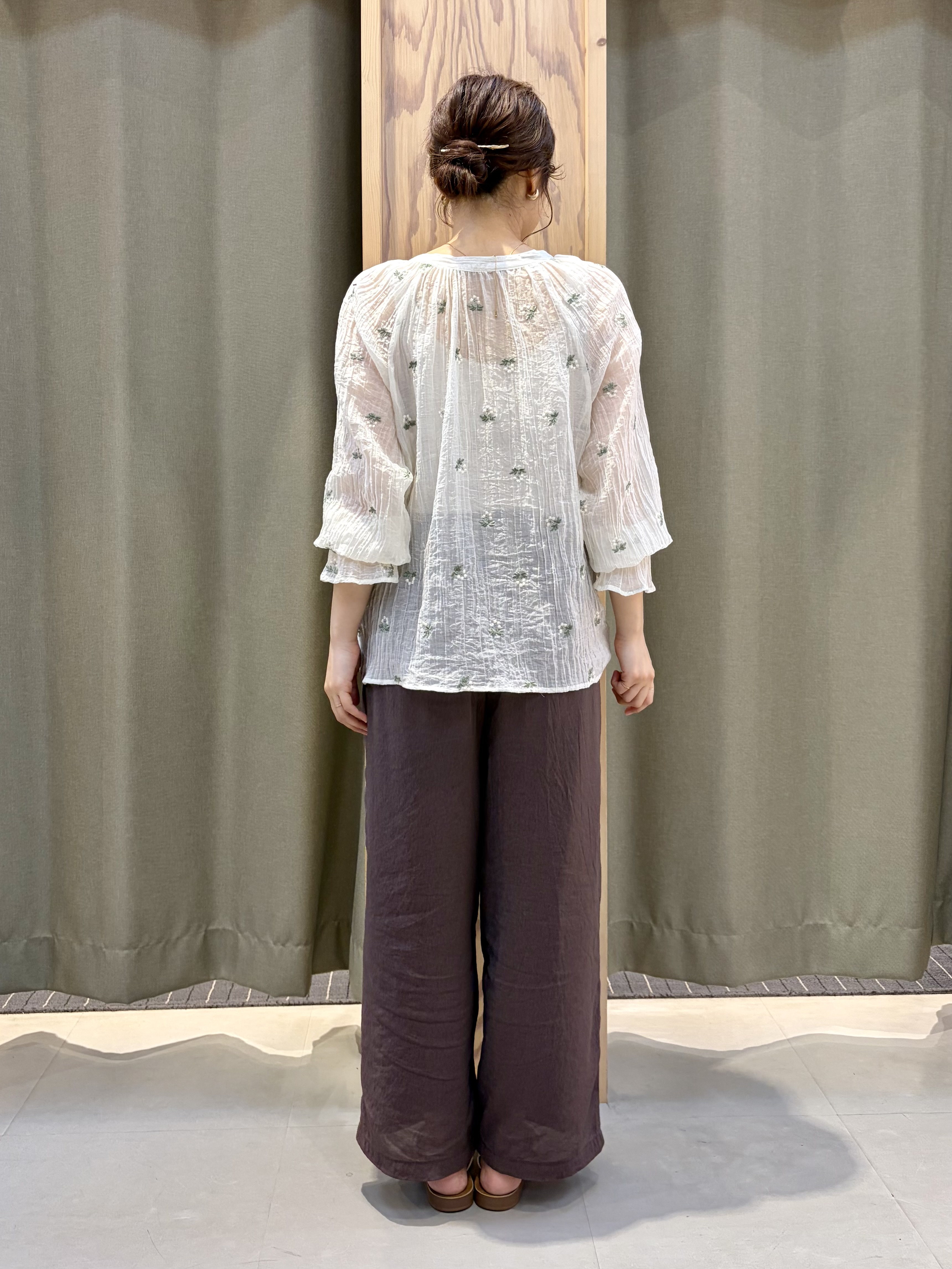 ころさんの「THE SHOP TK｜華やぎを添える 花柄刺繍ブラウス」を使ったコーディネート