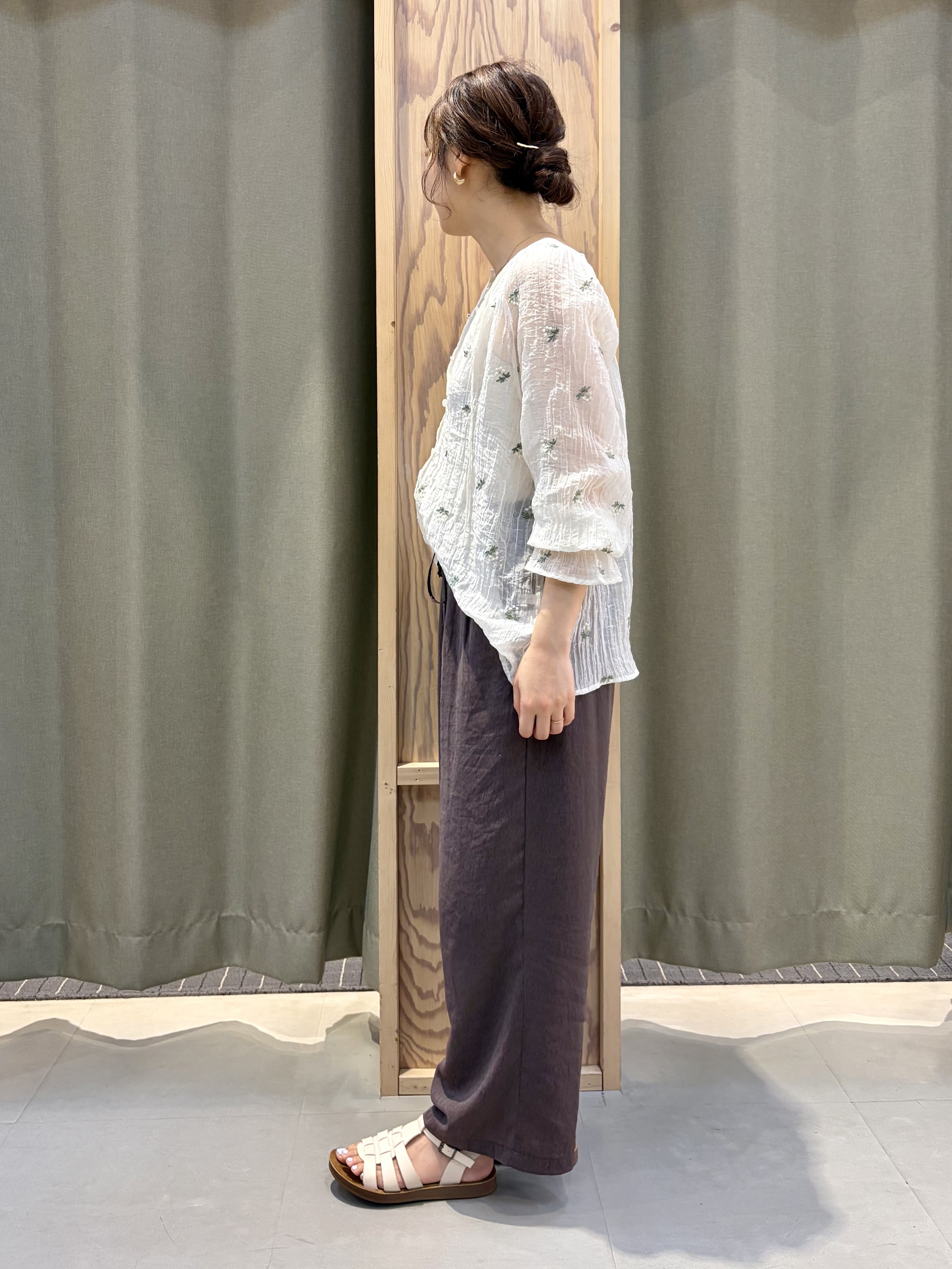 ころさんの「THE SHOP TK｜華やぎを添える 花柄刺繍ブラウス」を使ったコーディネート