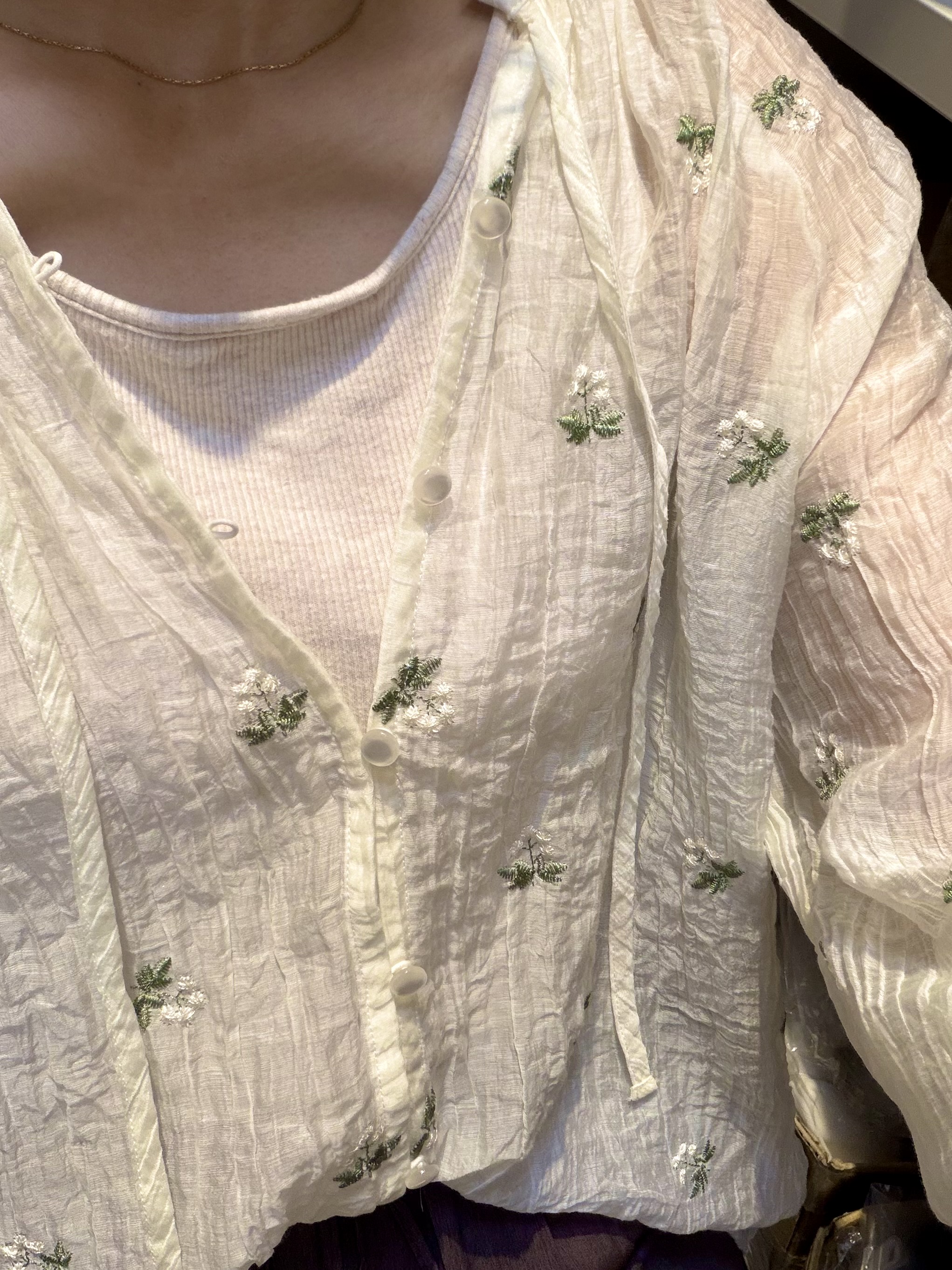 ころさんの「THE SHOP TK｜華やぎを添える 花柄刺繍ブラウス」を使ったコーディネート