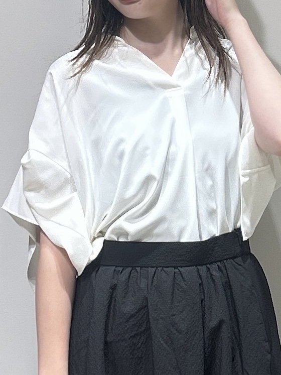中さんの「OPAQUE.CLIP｜【UV／接触冷感／吸水速乾／】タックスリーブスキッパーブラウス《洗濯機OK》」を使ったコーディネート